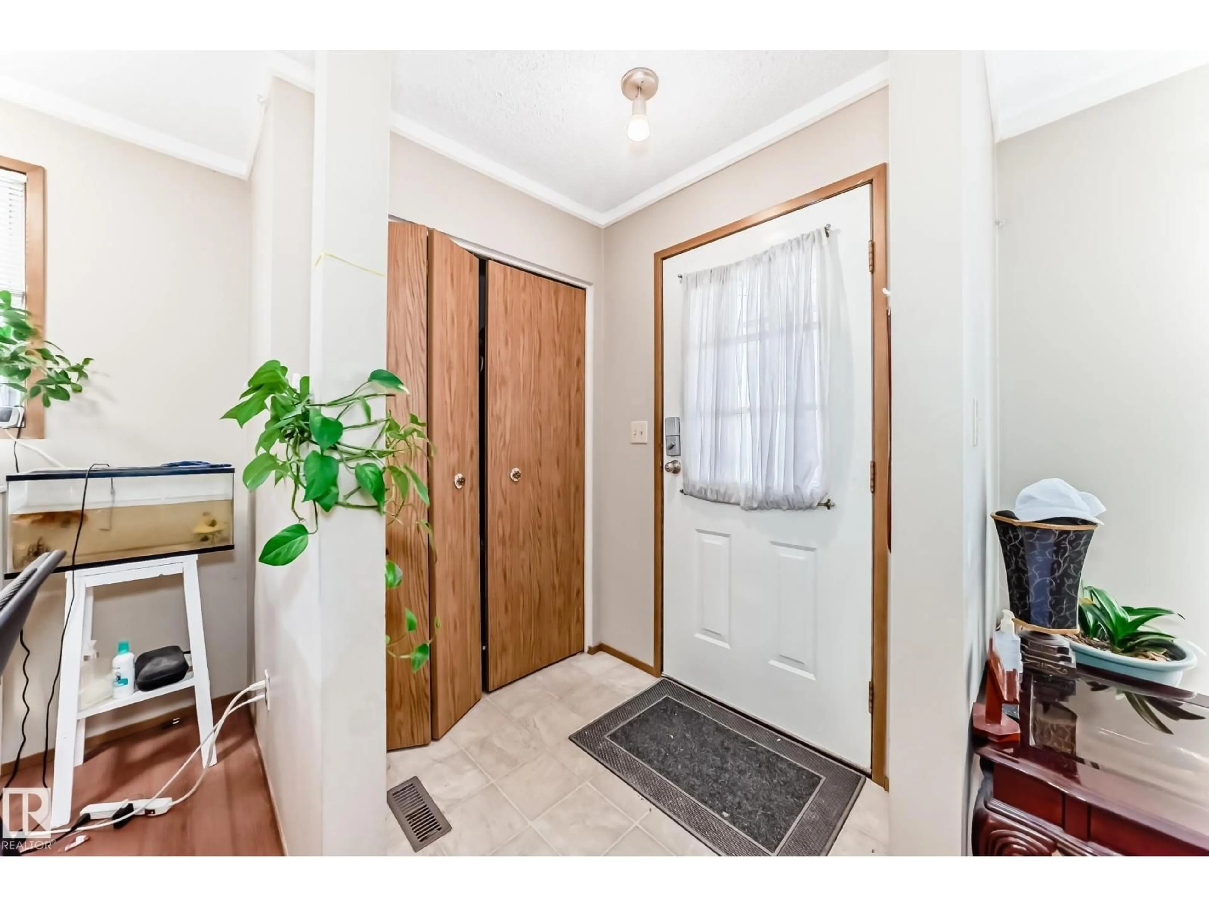 Indoor entryway for NW - 15611 83A ST, Edmonton Alberta T5Z2R6