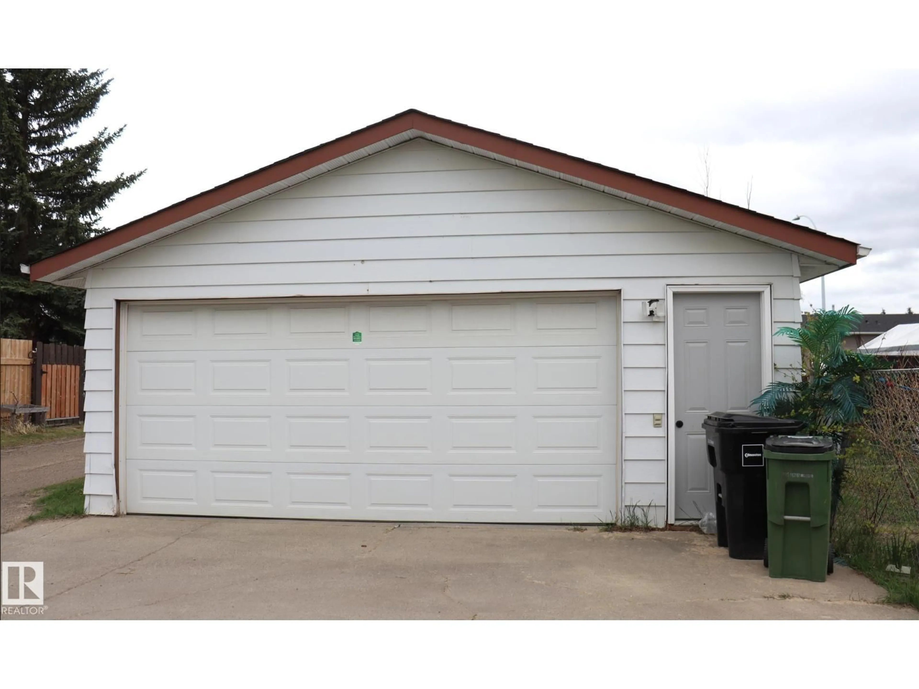 Indoor garage for 8715 41 AV, Edmonton Alberta T6K1G8
