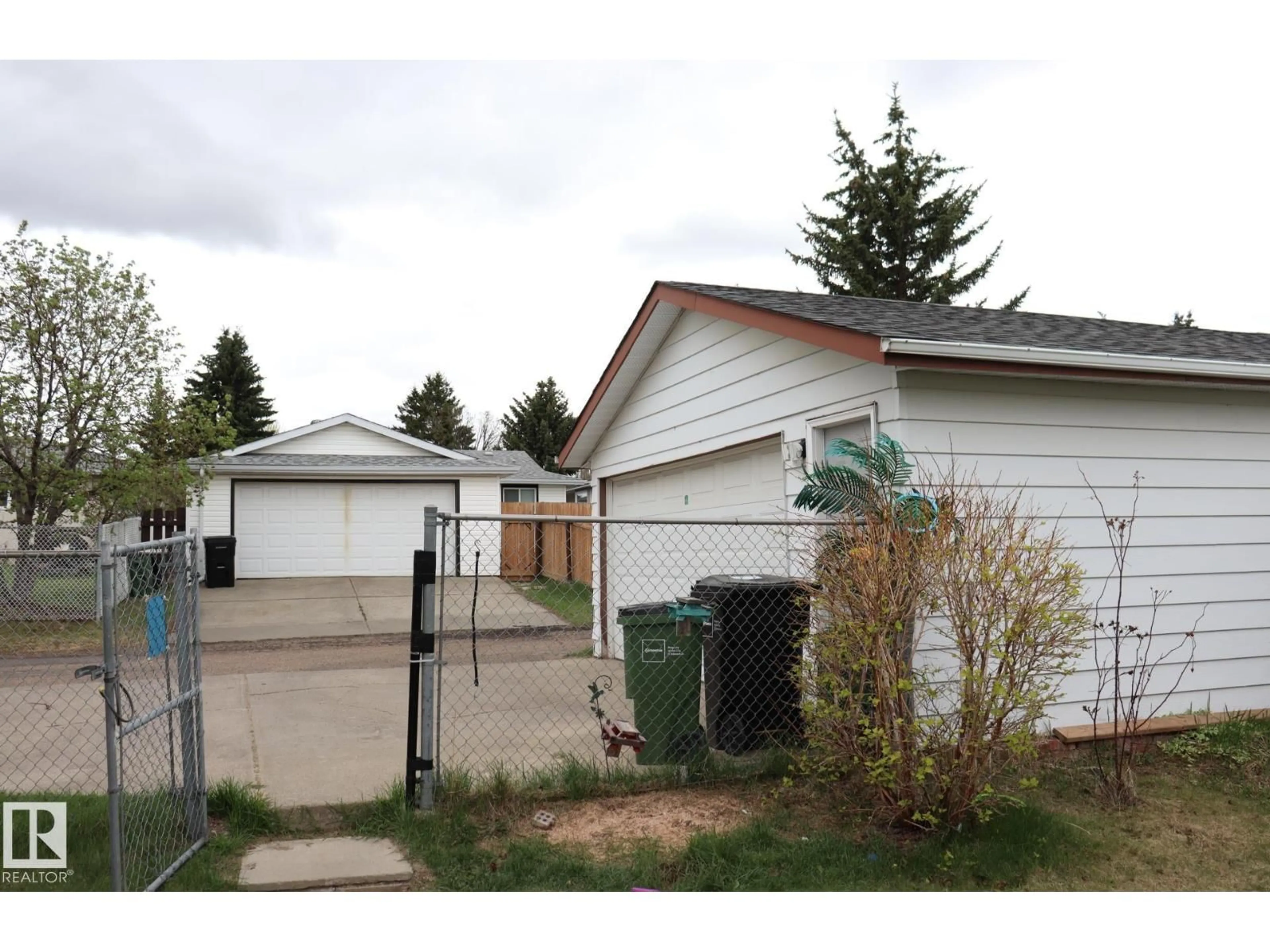 Shed for 8715 41 AV, Edmonton Alberta T6K1G8