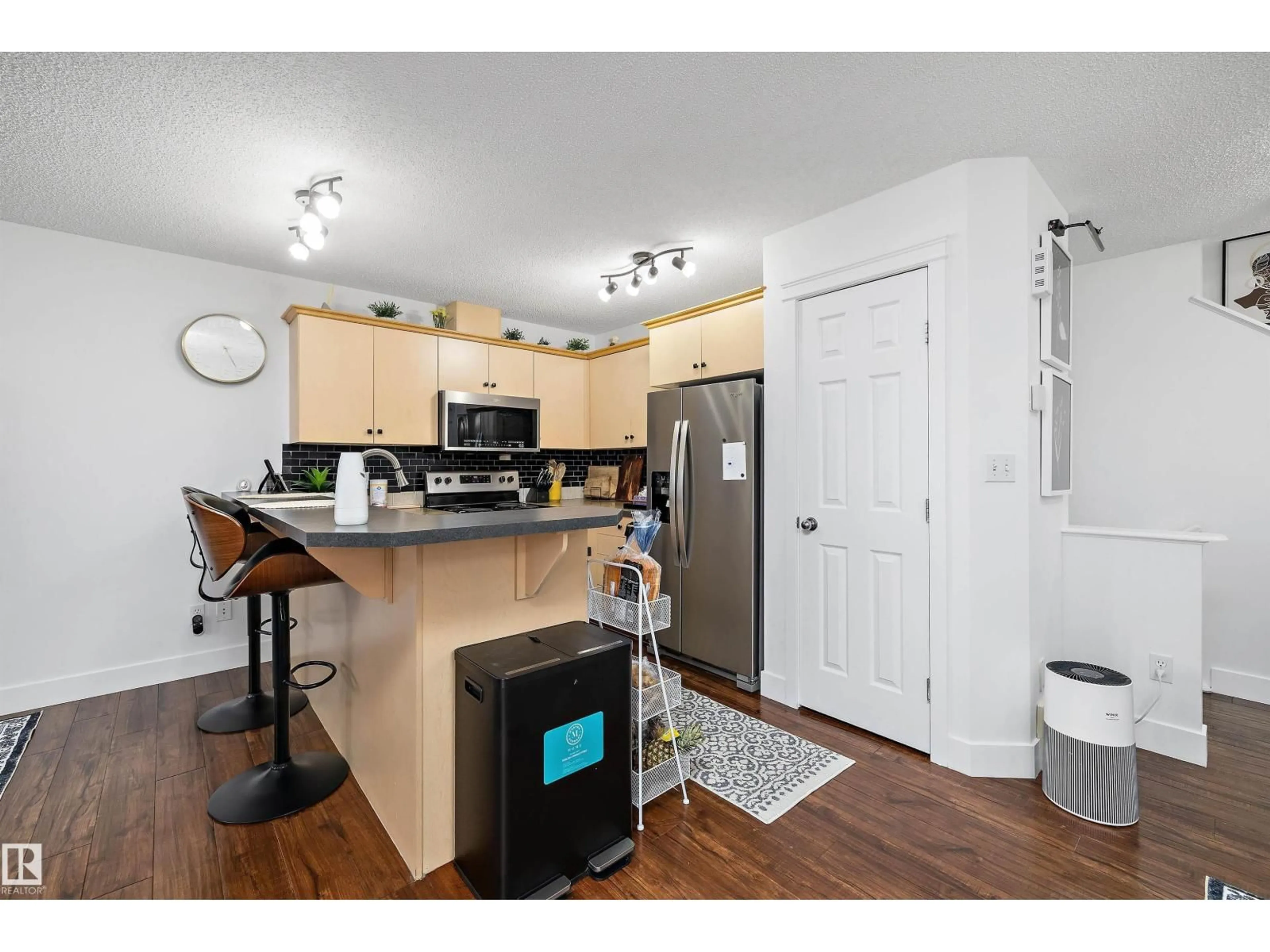 Standard kitchen, wood/laminate floor for 63 SUMMERTON ST, Sherwood Park Alberta T8H2V3