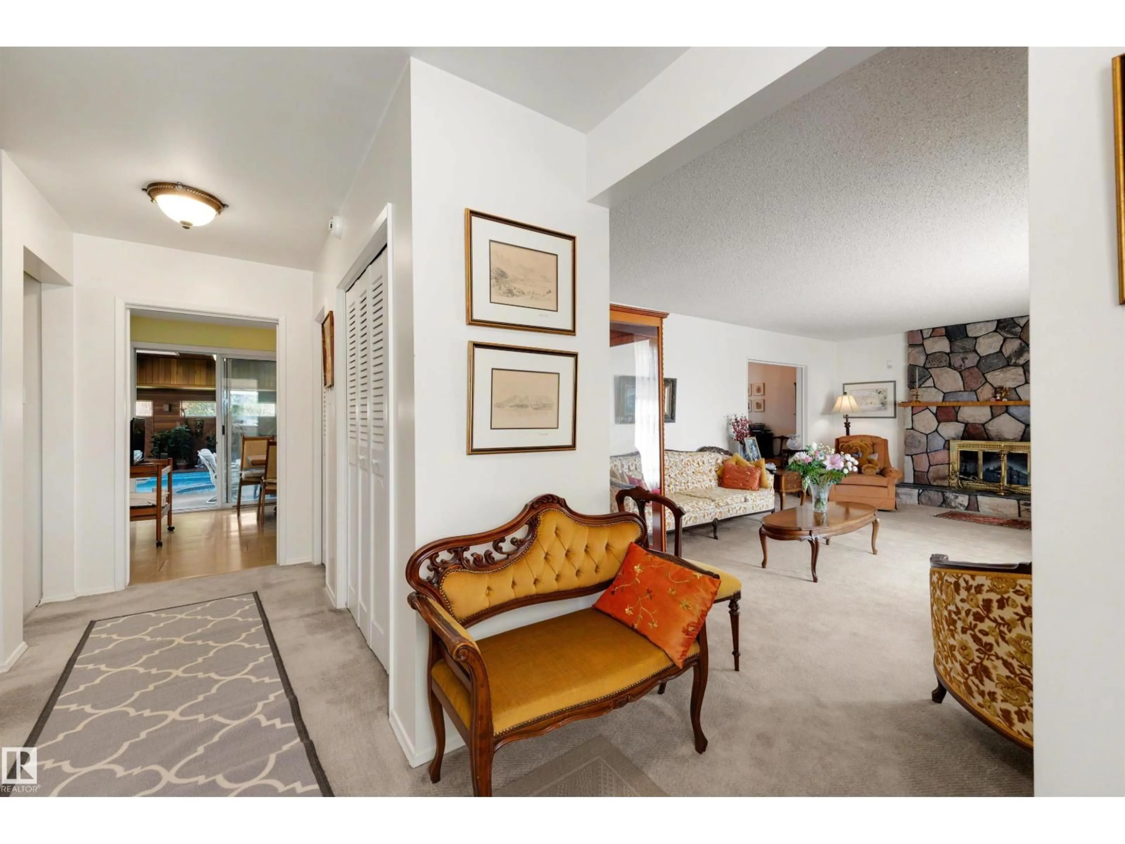 Indoor foyer for 13504 81 AV, Edmonton Alberta T5R3N5