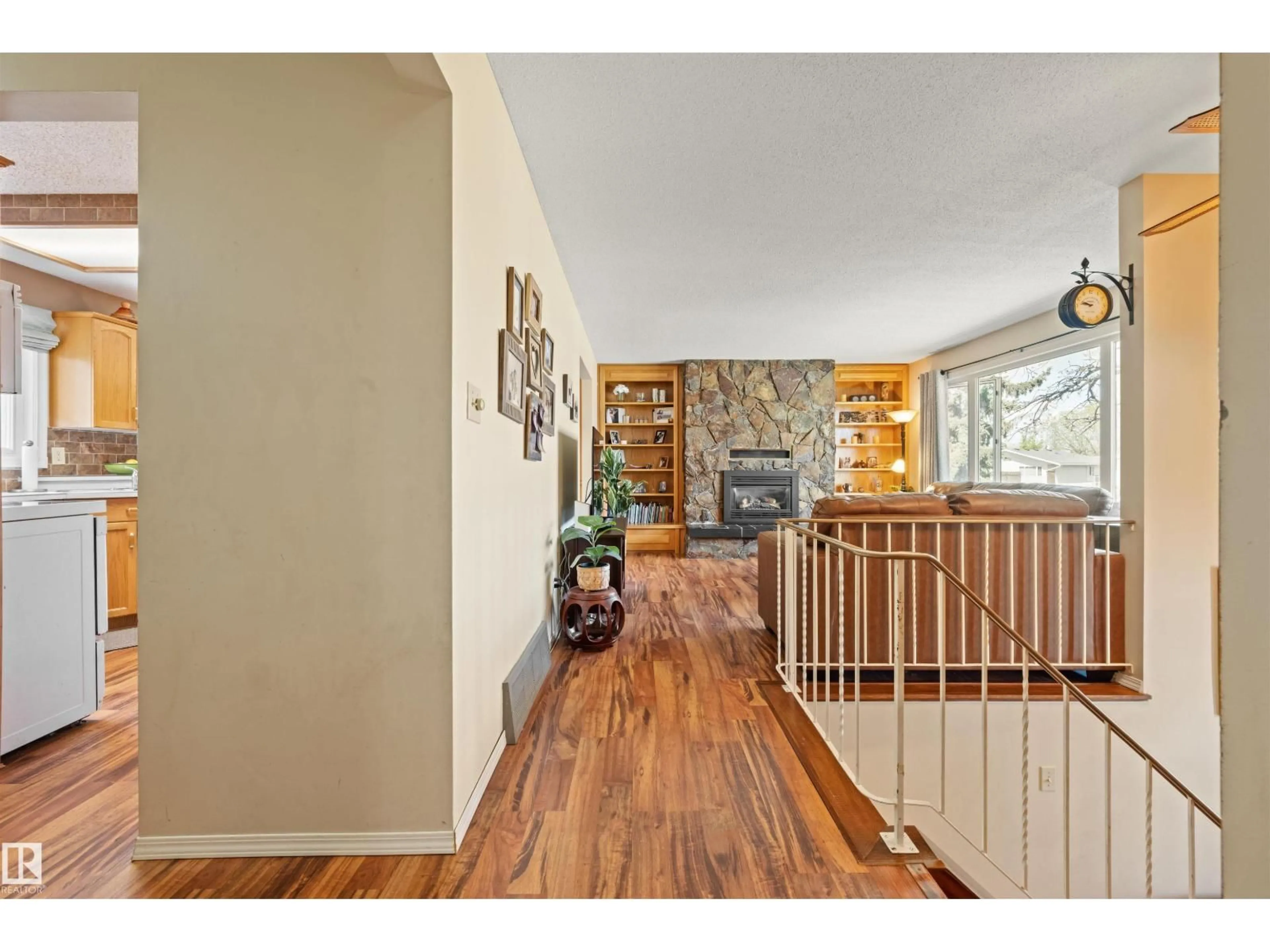 Indoor entryway for 4012 86 ST, Edmonton Alberta T6K1H2