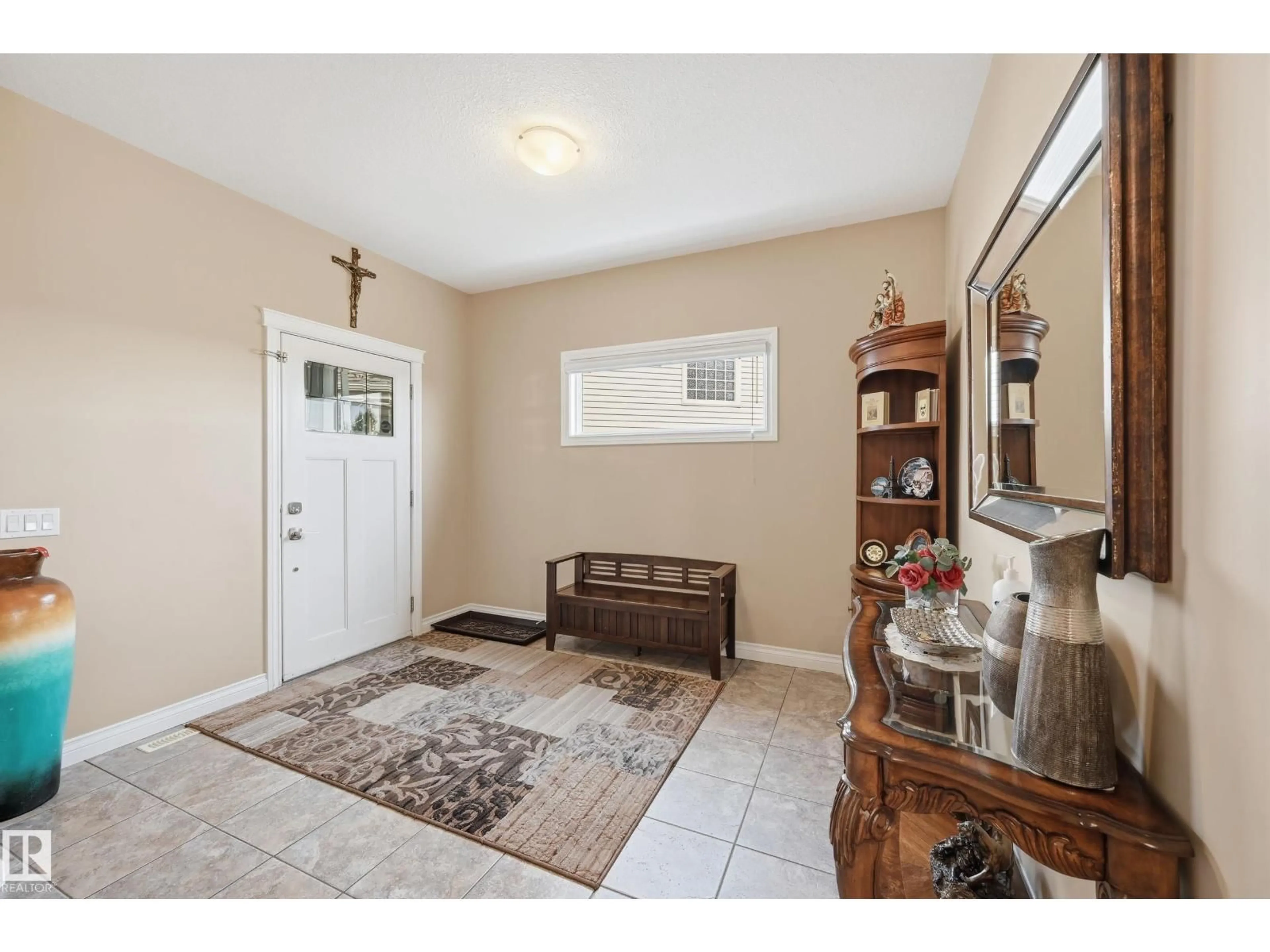 Indoor entryway for 1590 CHAPMAN WY, Edmonton Alberta T6W0Z2