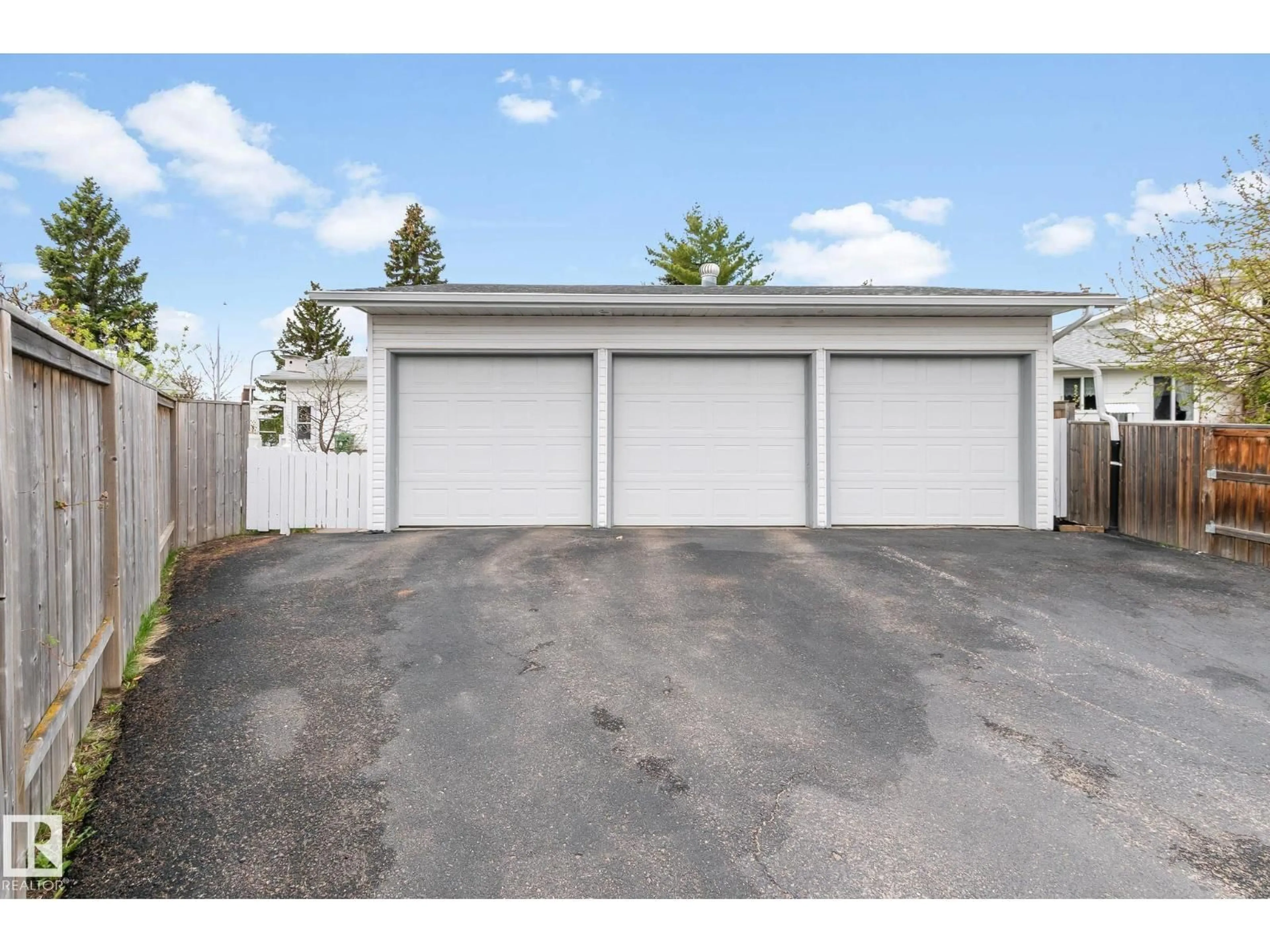 Indoor garage for 4611 LAKESHORE DR, Bonnyville Town Alberta T9N1P9