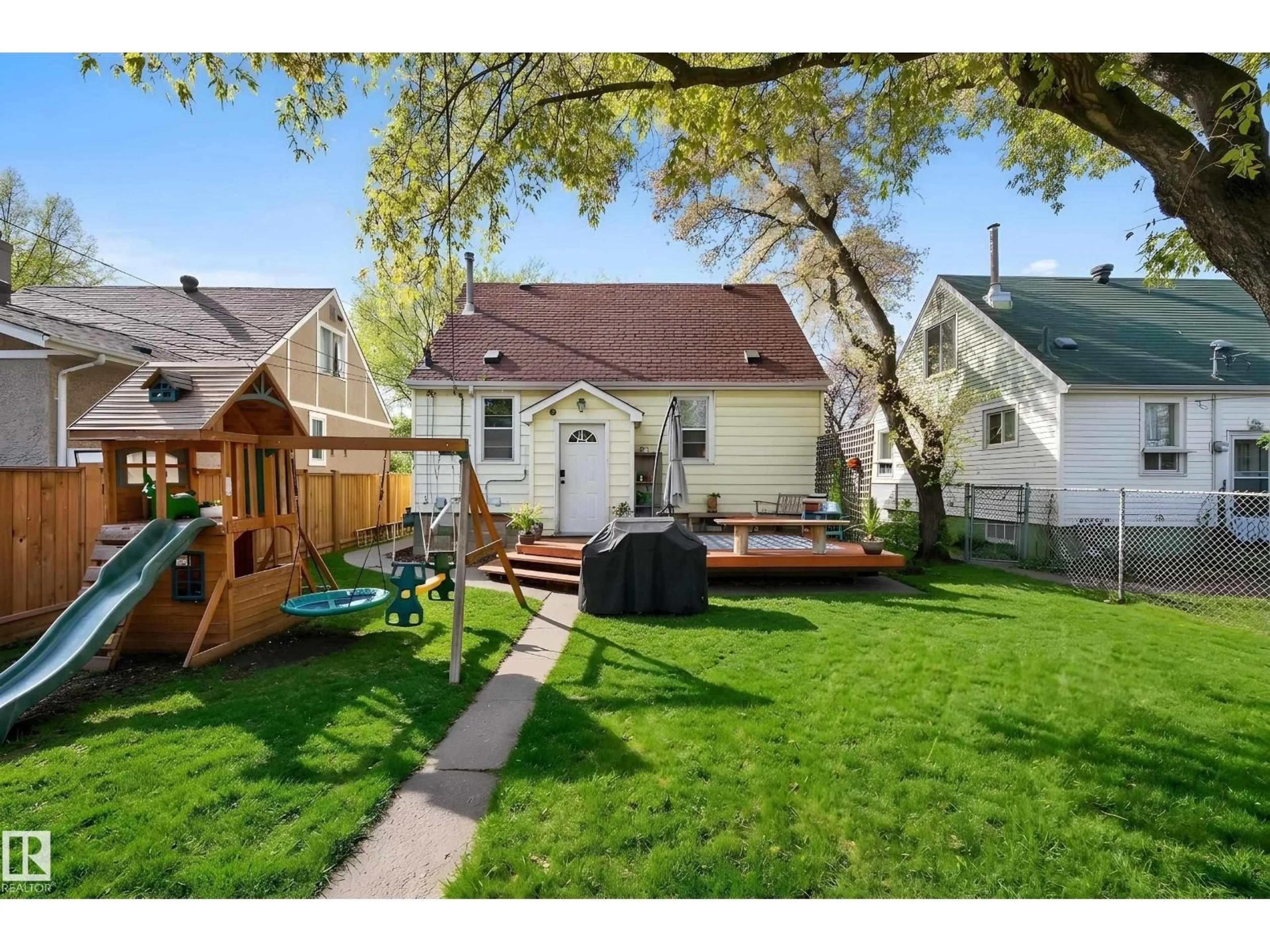 A pic from outside/outdoor area/front of a property/back of a property/a pic from drone, street for 12315 103 ST NW, Edmonton Alberta T5G2K4