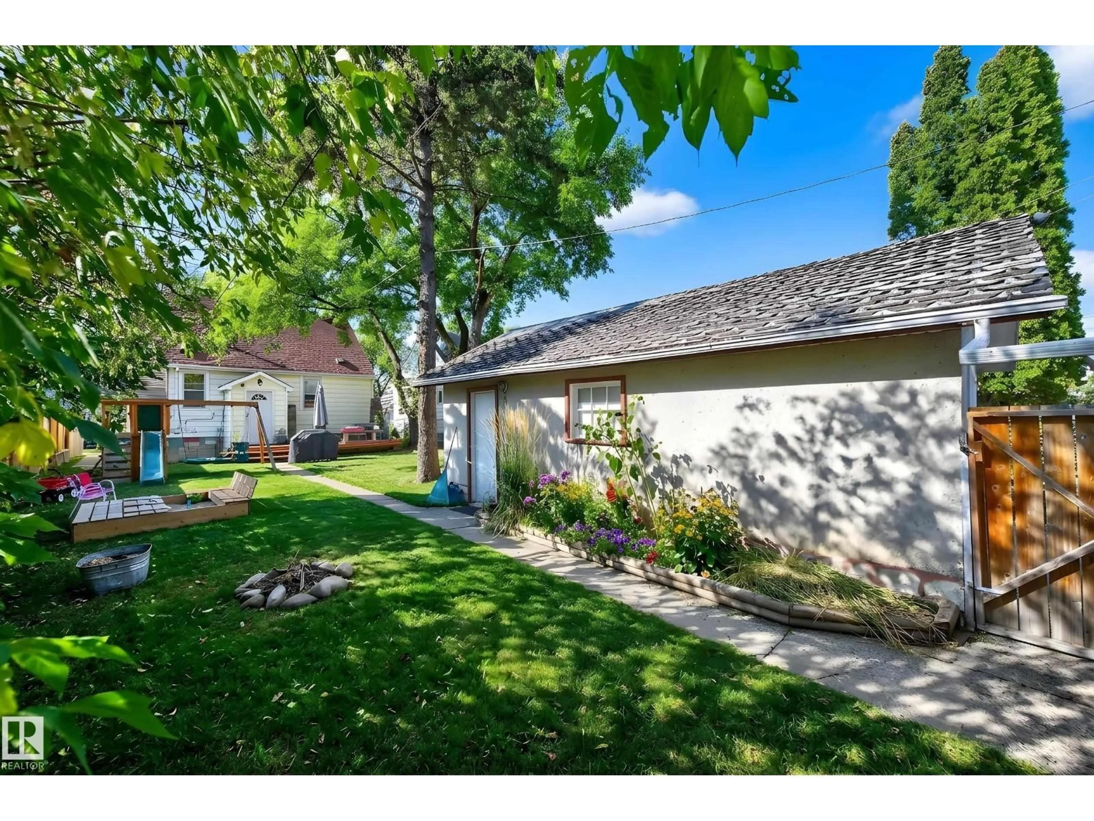 A pic from outside/outdoor area/front of a property/back of a property/a pic from drone, street for 12315 103 ST NW, Edmonton Alberta T5G2K4