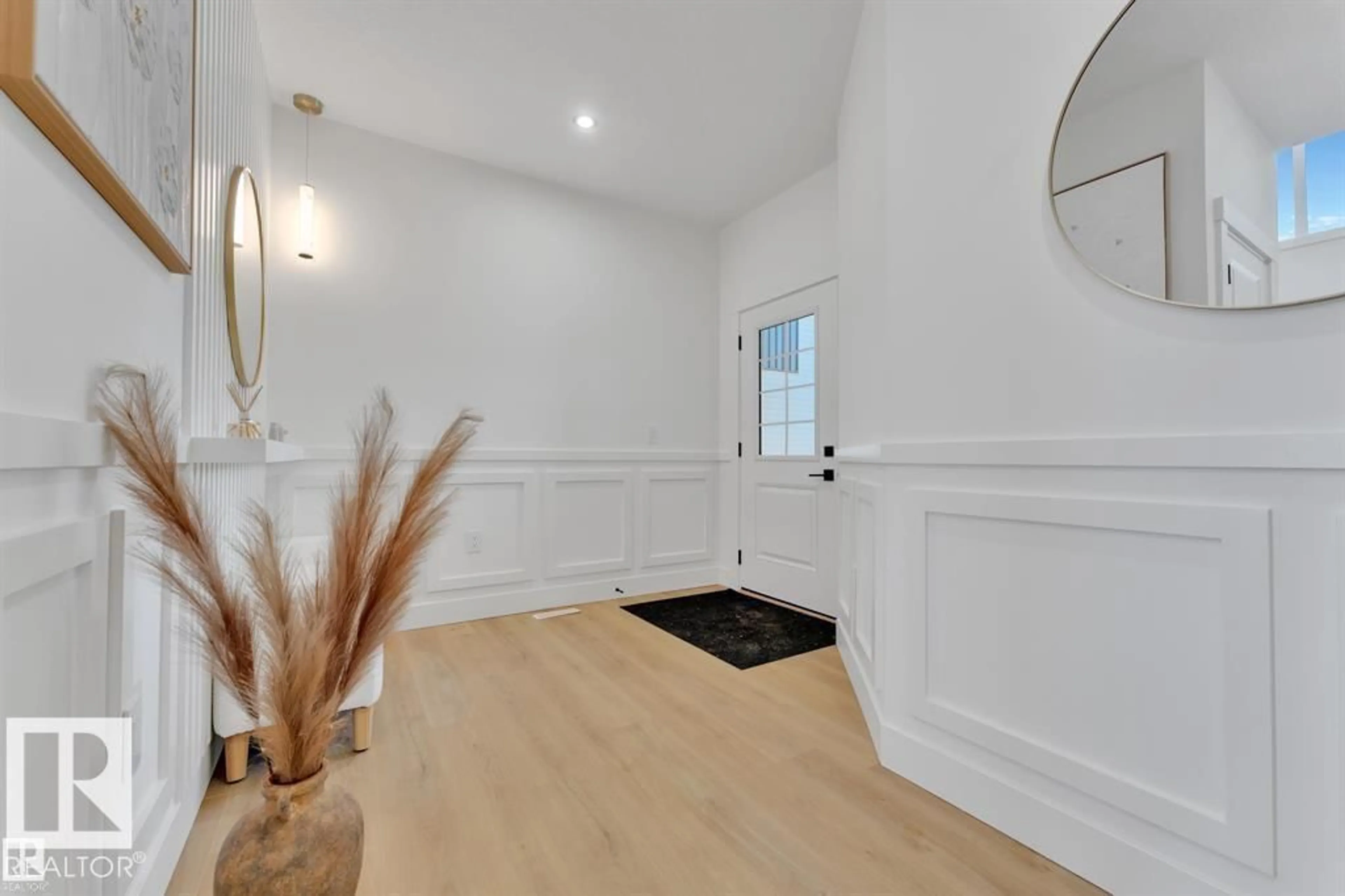 Indoor entryway for 1129 STARLING DR, Edmonton Alberta T5S0V4