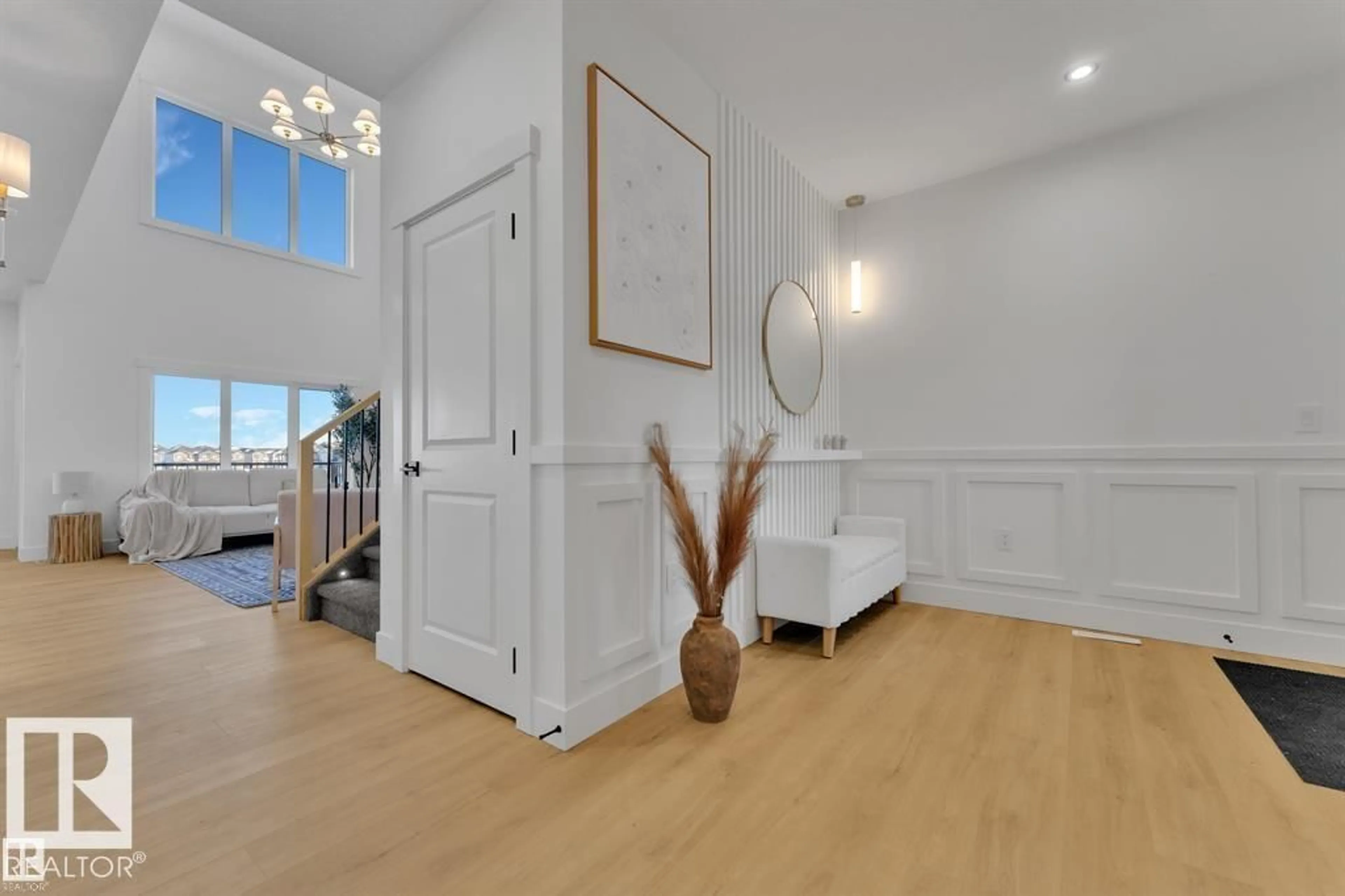 Indoor foyer for 1129 STARLING DR, Edmonton Alberta T5S0V4