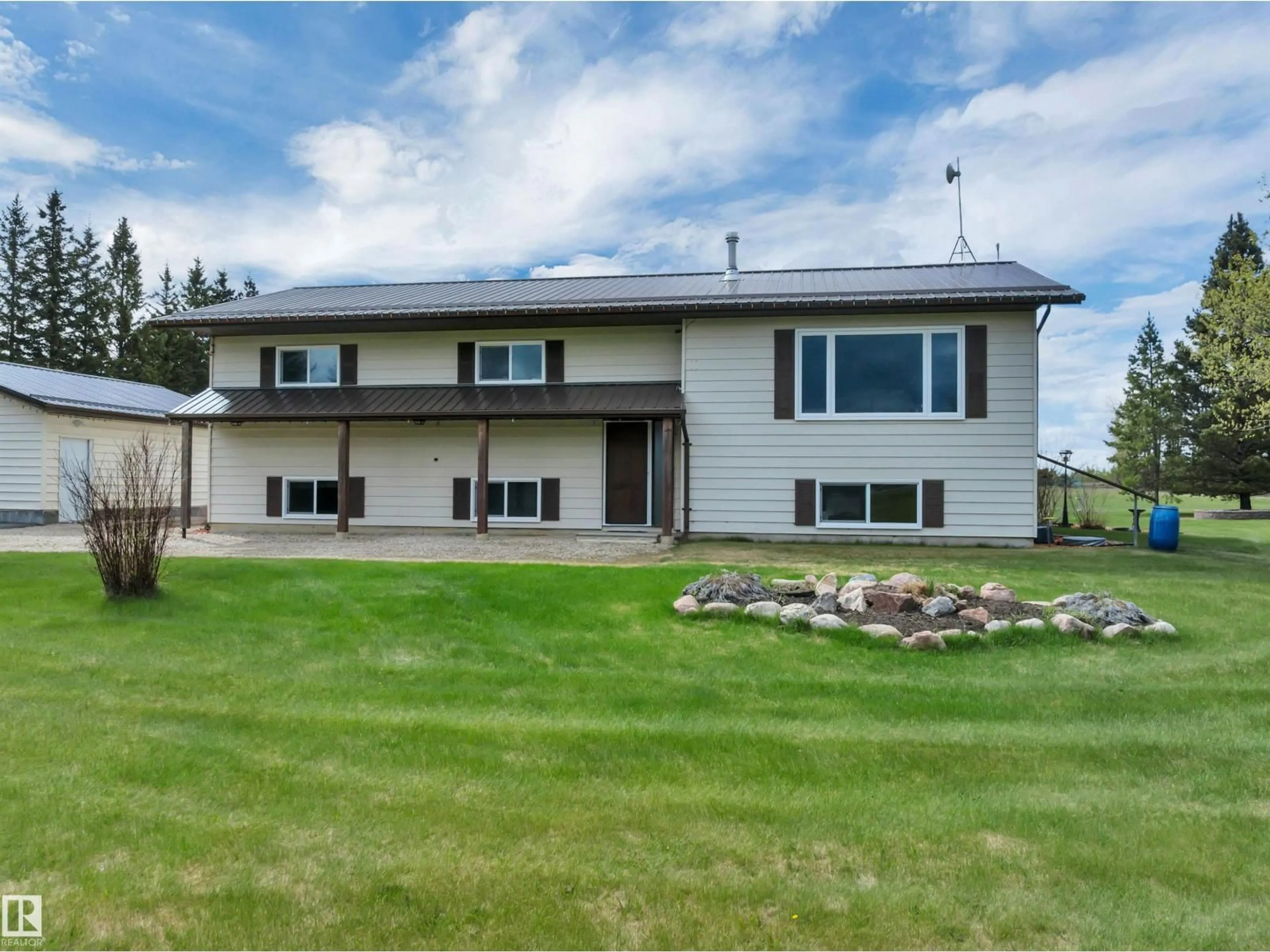 A pic from outside/outdoor area/front of a property/back of a property/a pic from drone, unknown for 7 - 53503 RGE ROAD 274, Rural Parkland County Alberta T7X3R9