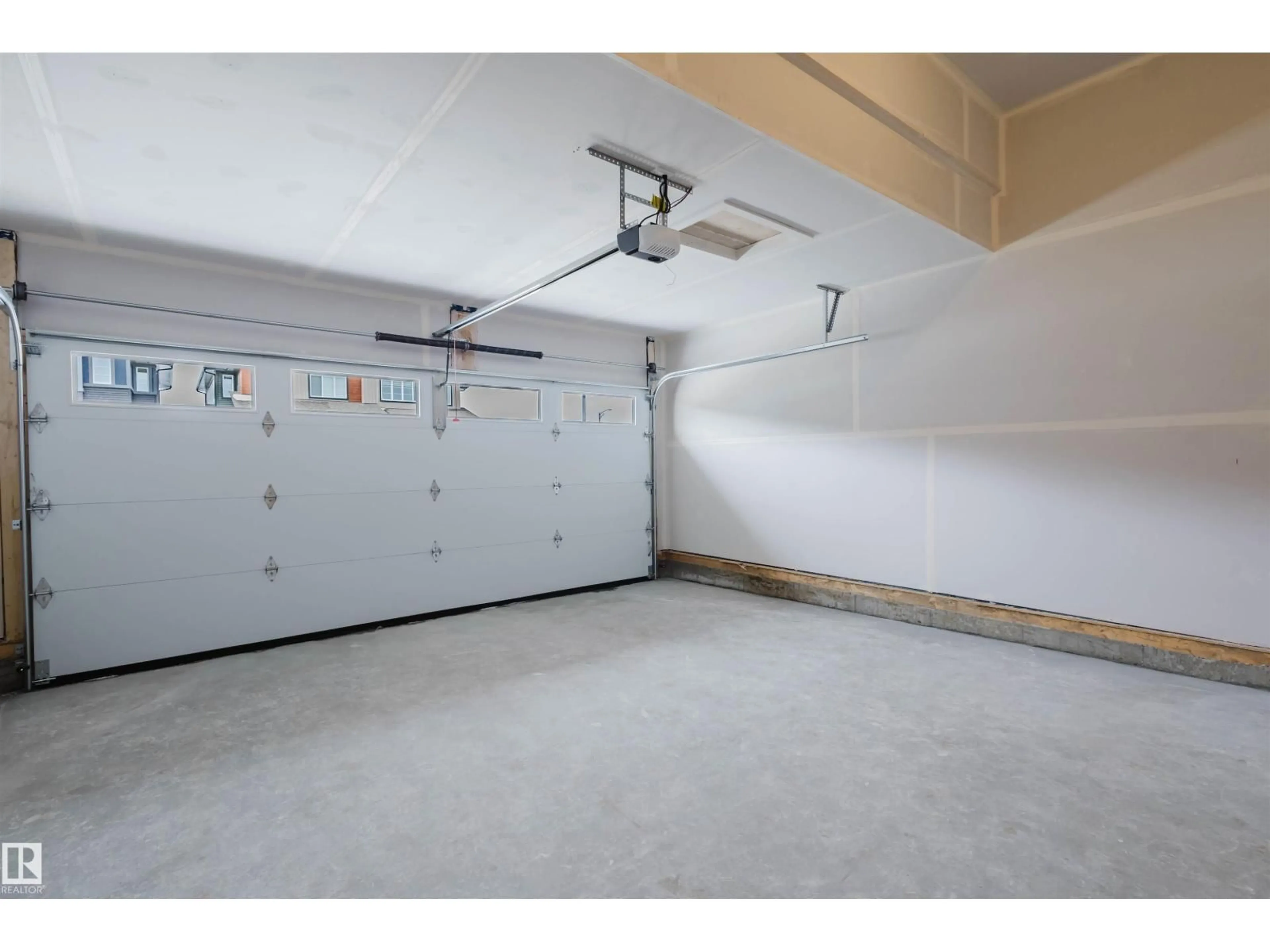 Indoor garage for 8243 KIRIAK LO SW, Edmonton Alberta T6W5S2