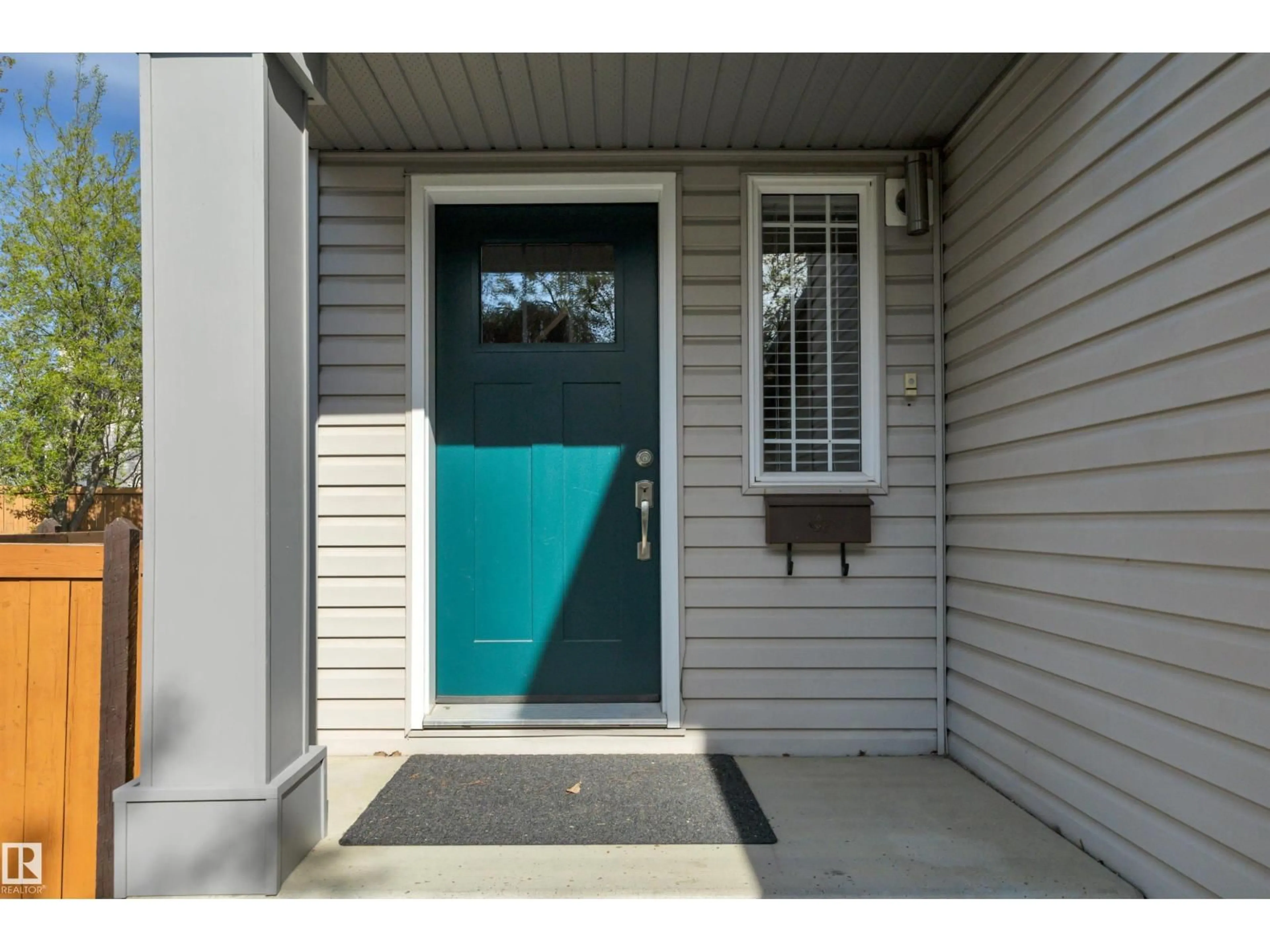 Indoor entryway for 14 NEWPORT CR, St. Albert Alberta T8N7C4