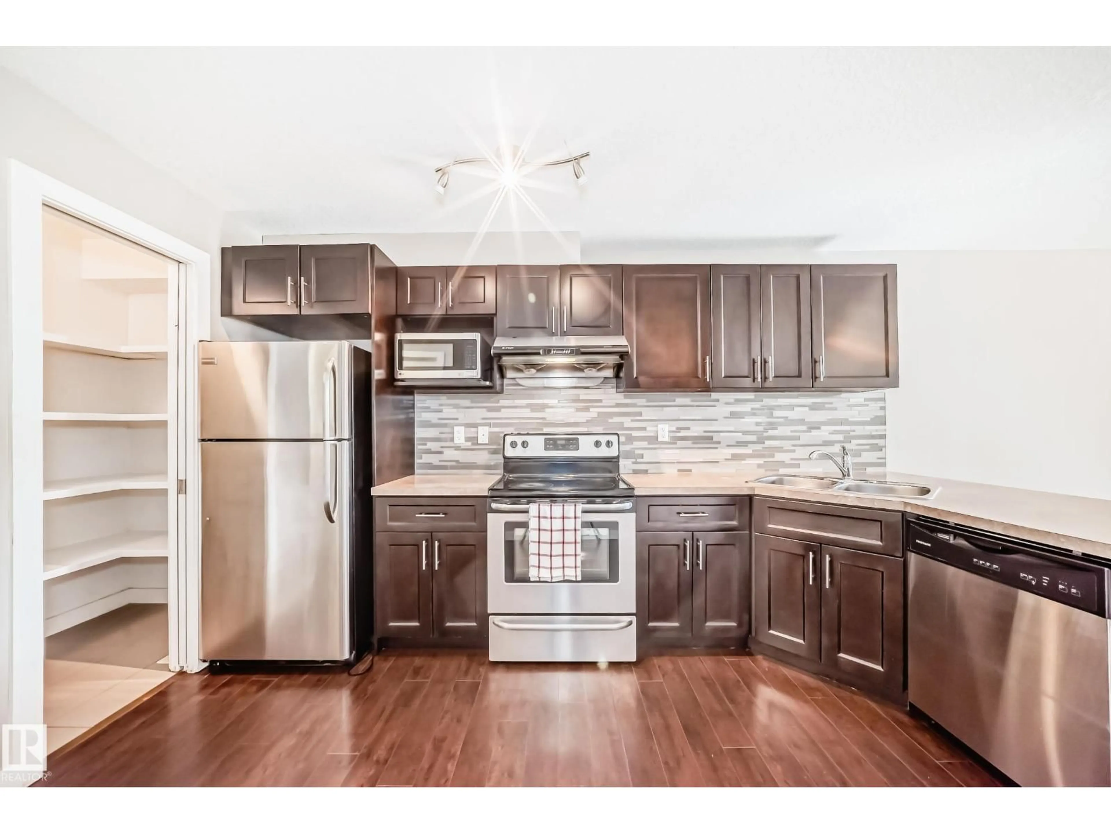 Standard kitchen, wood/laminate floor for NW - 12118 125 ST, Edmonton Alberta T5L0S6