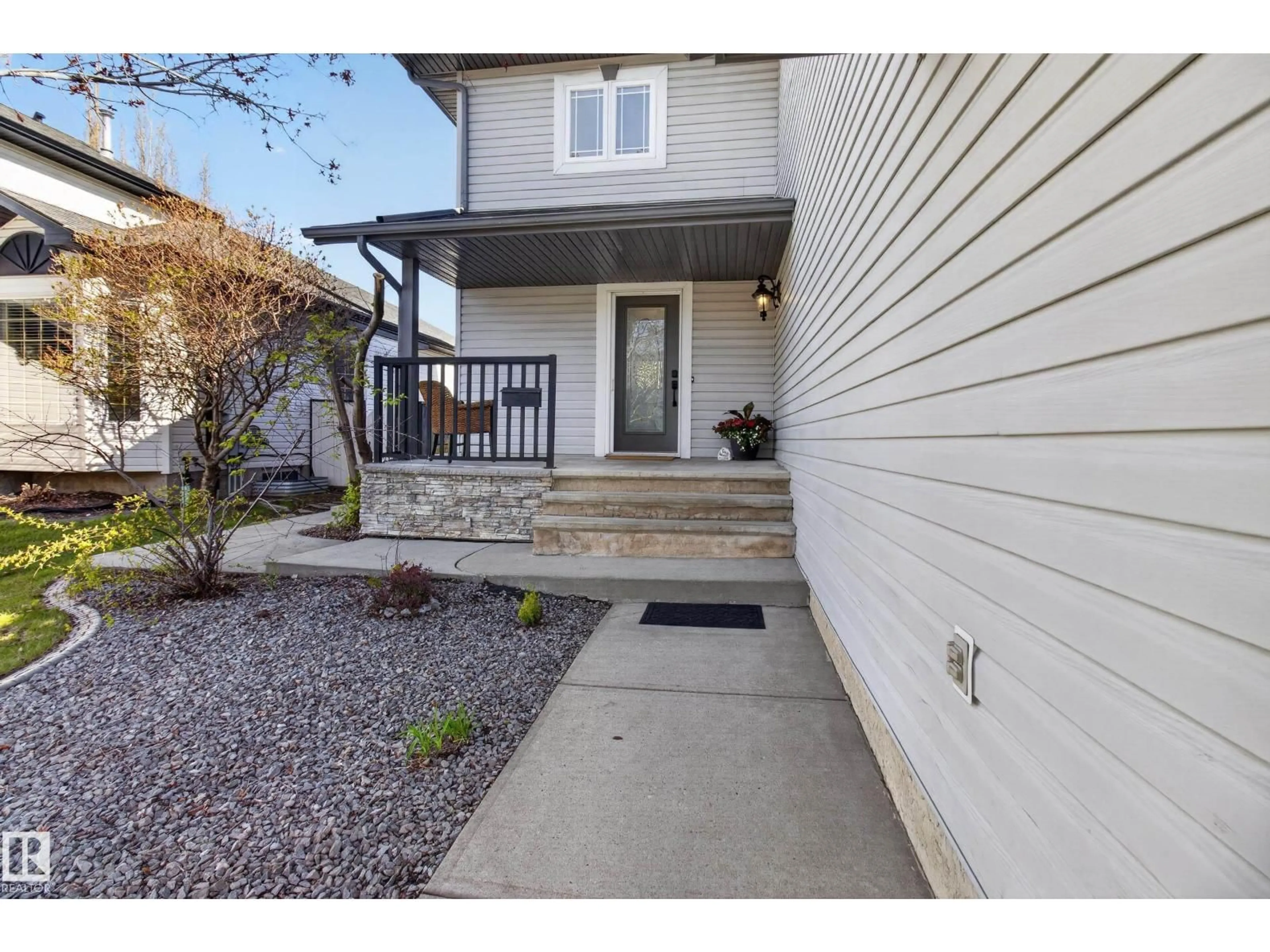 Indoor entryway for S - 677 MEADOWVIEW CR, Sherwood Park Alberta T8H1X9