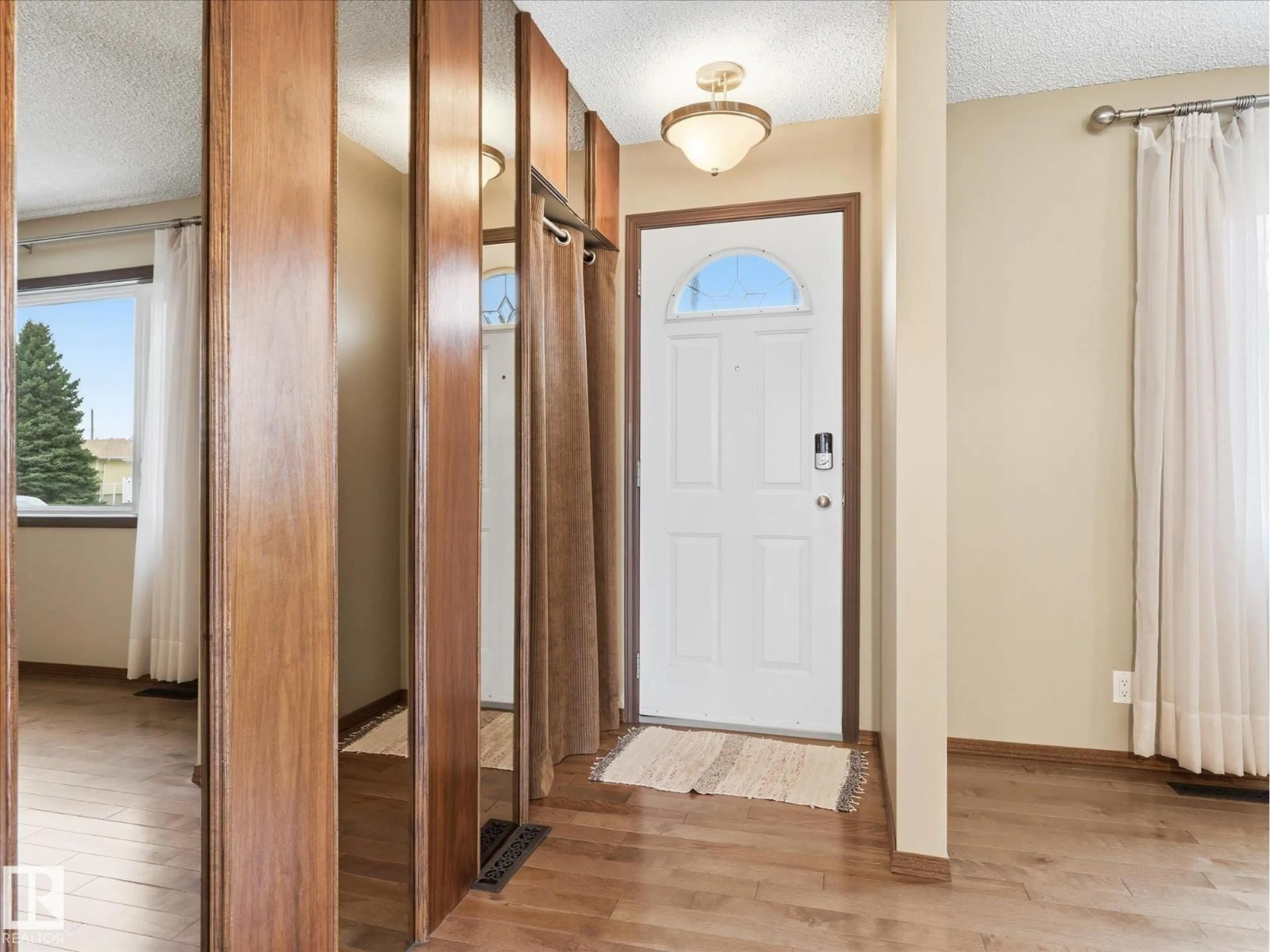 Indoor entryway for 13504 116 ST NW, Edmonton Alberta T5E5J1