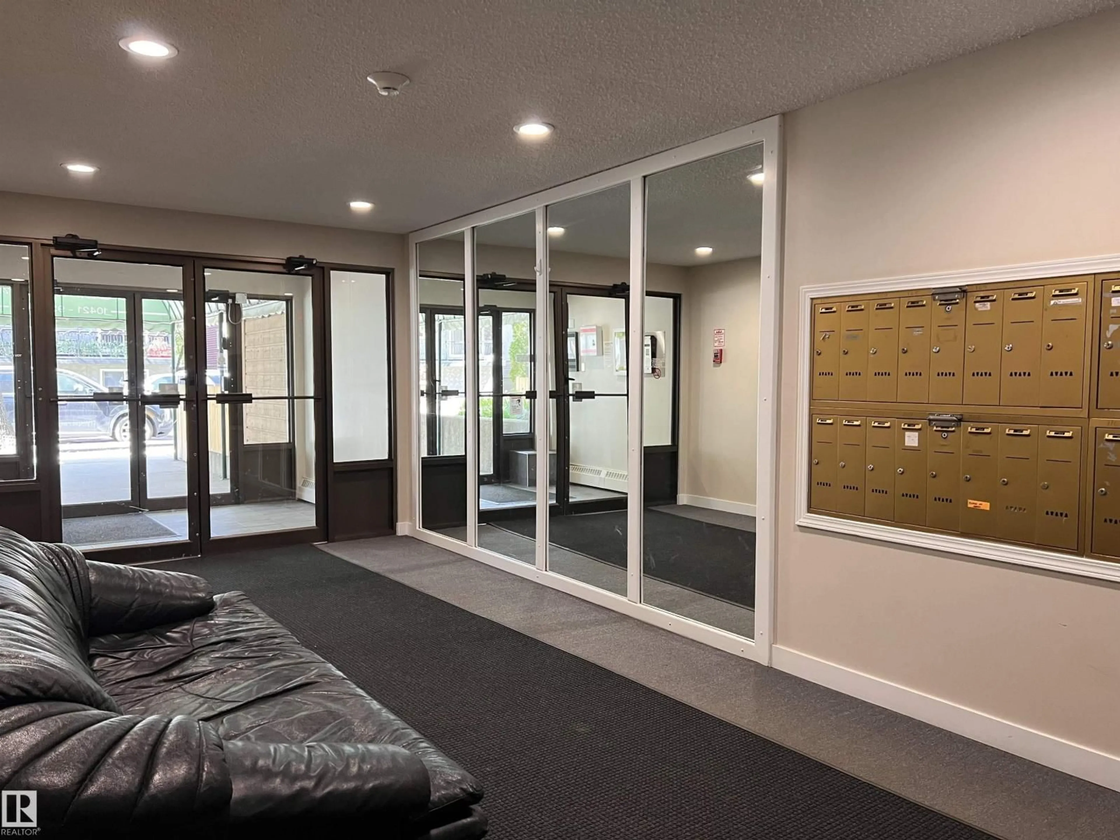Indoor foyer for 106 - 10421 93 ST, Edmonton Alberta T5H1X5
