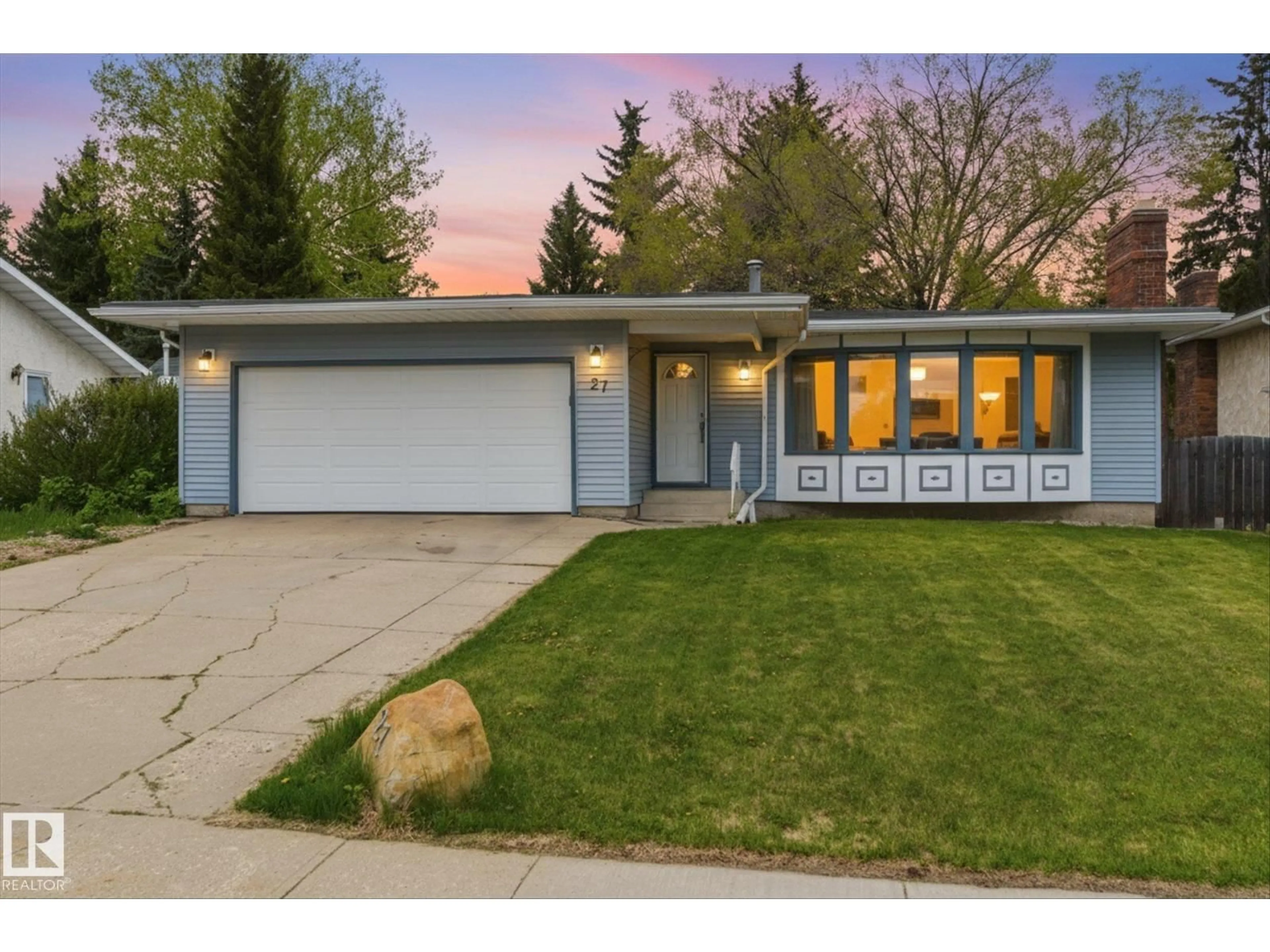 Home with vinyl exterior material, street for 27 WESTVIEW CR, Spruce Grove Alberta T7X1L2