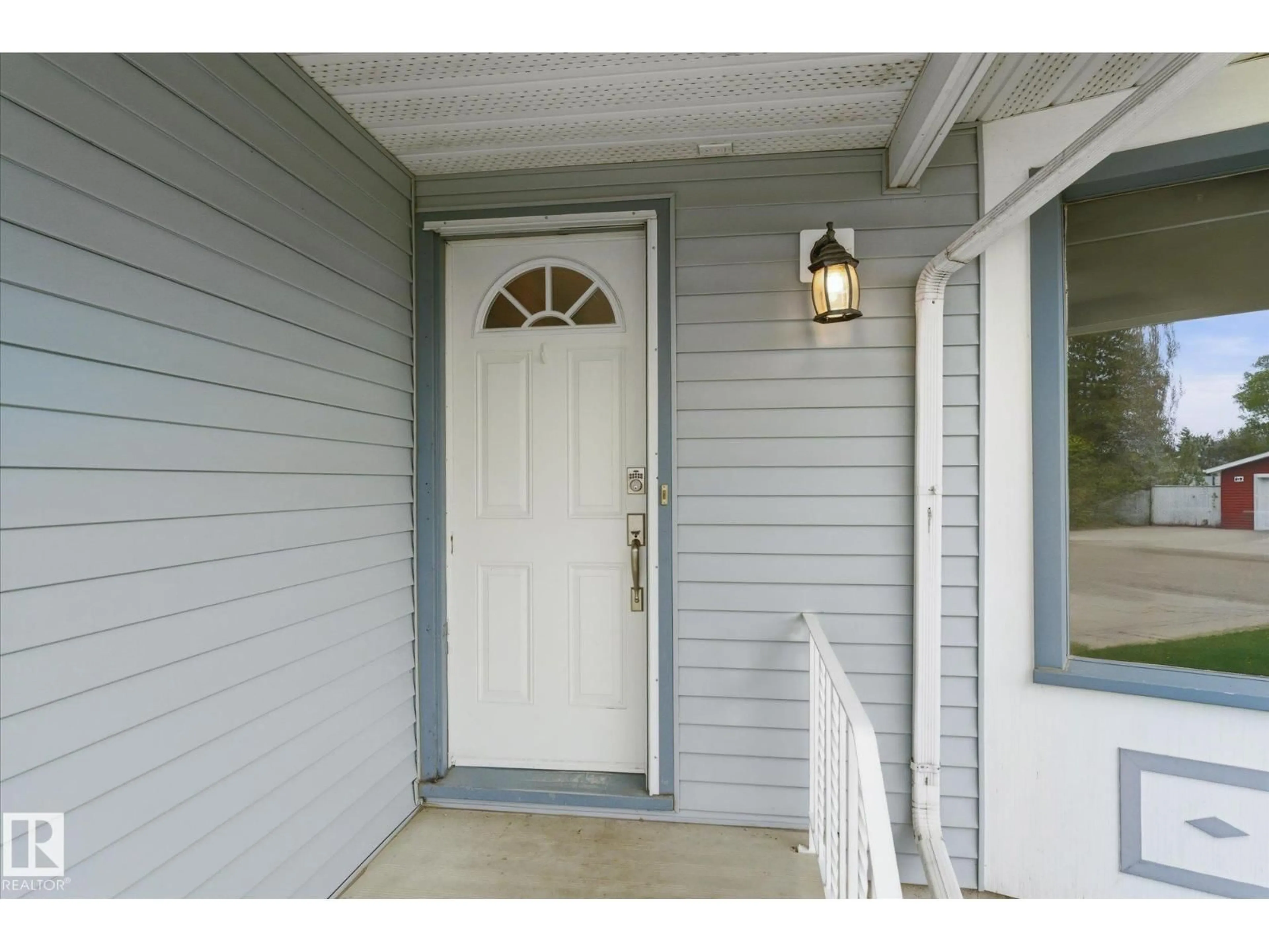 Indoor entryway for 27 WESTVIEW CR, Spruce Grove Alberta T7X1L2