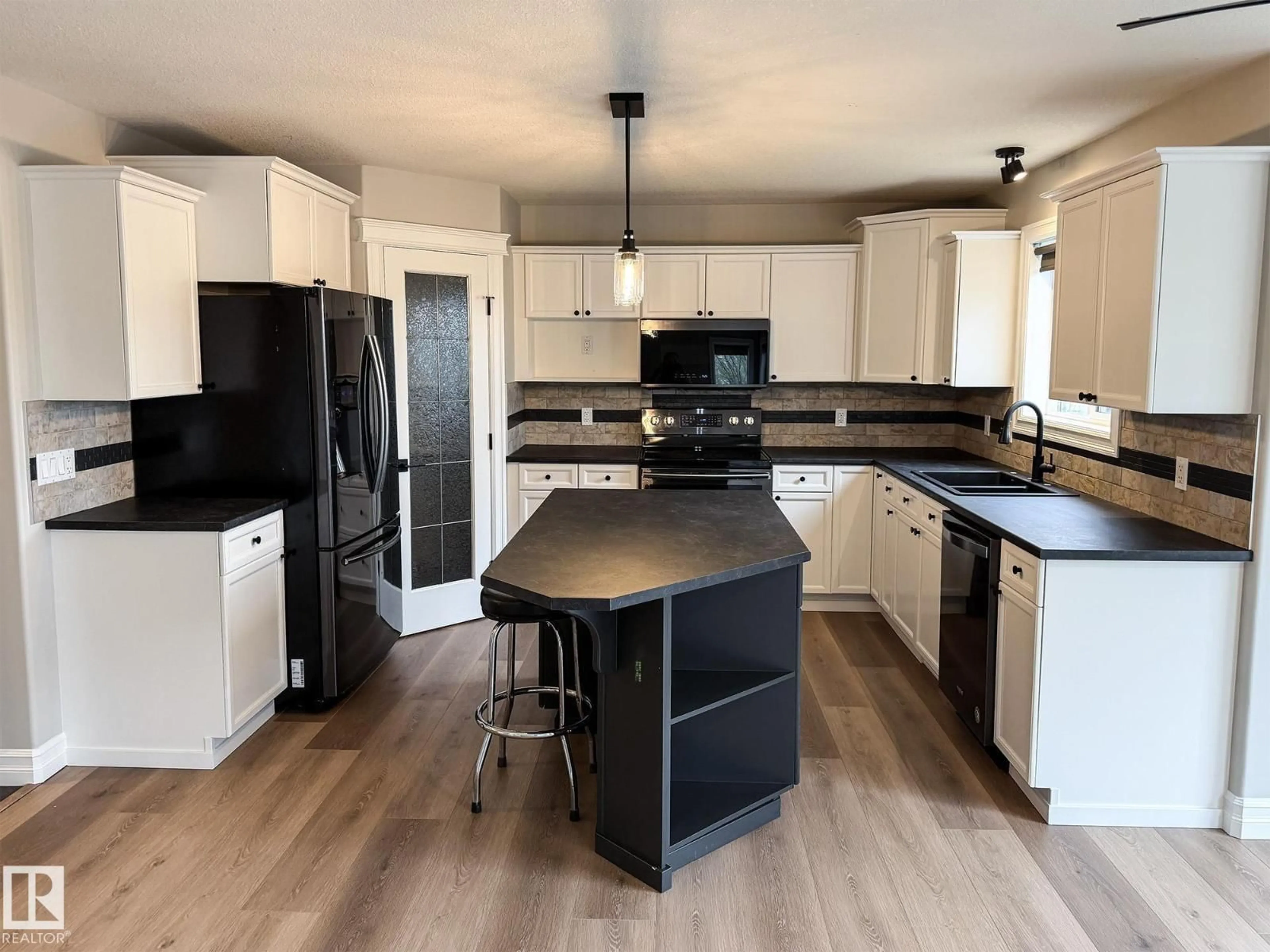Open concept kitchen, unknown for 32 CARRIERE CR, Beaumont Alberta T4X0A8