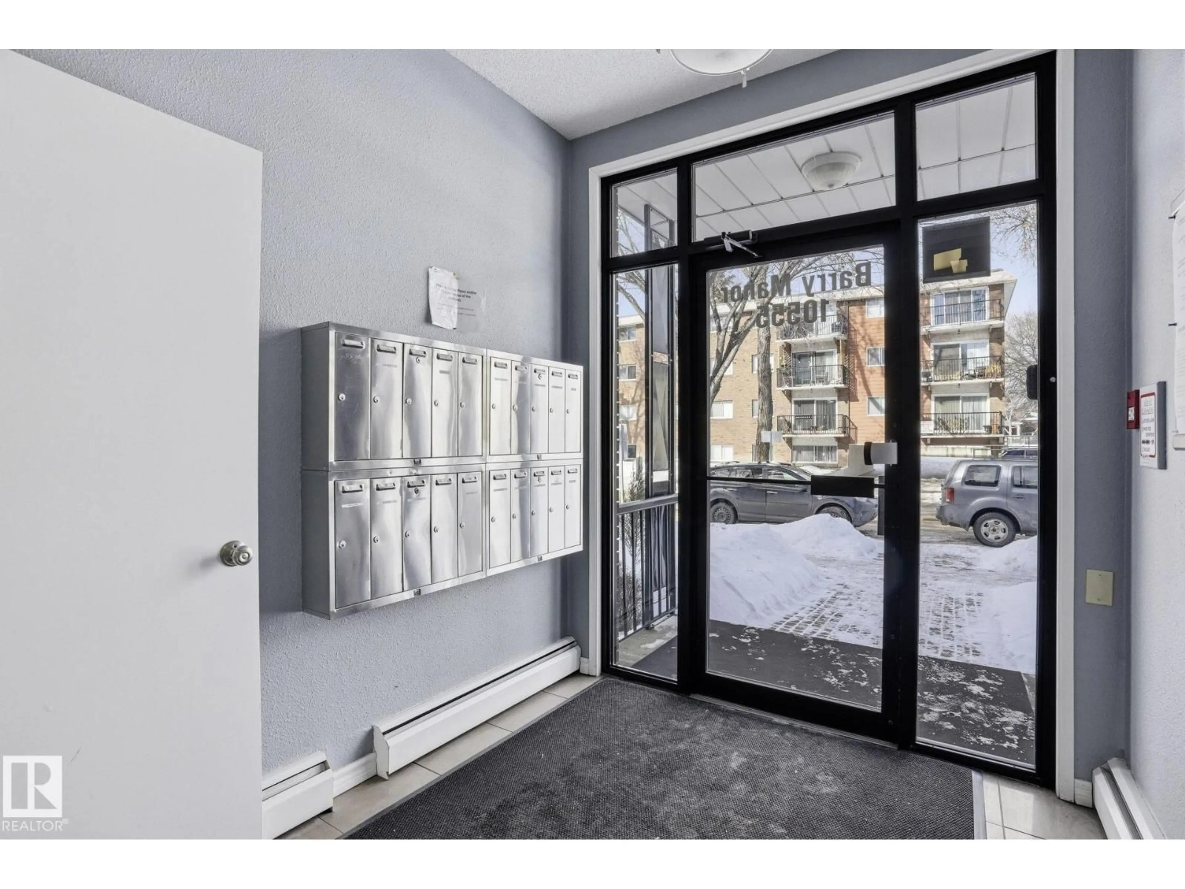 Indoor foyer for 202 - 10555 83 AV, Edmonton Alberta T6E2E1