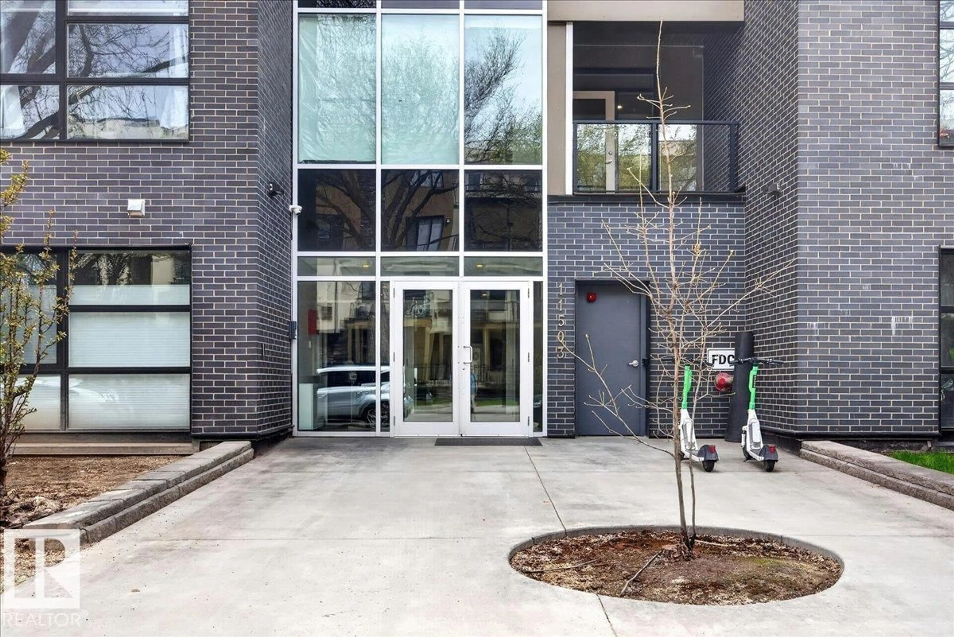 Indoor foyer for #409 - 11503 76 AV, Edmonton Alberta T6G0K6