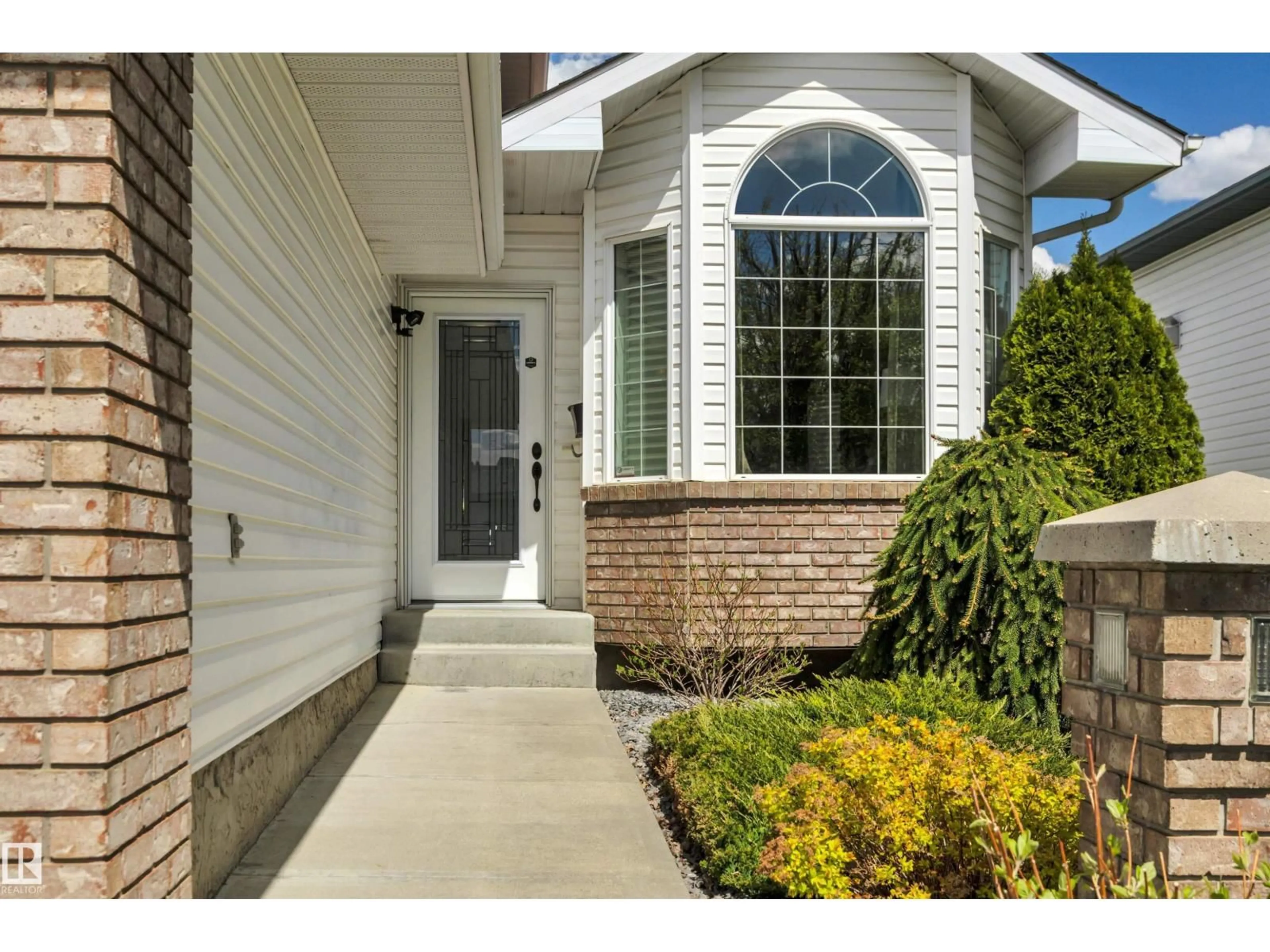Indoor entryway for 117 HOLLICK-KENYON WY, Edmonton Alberta T5Y2T4