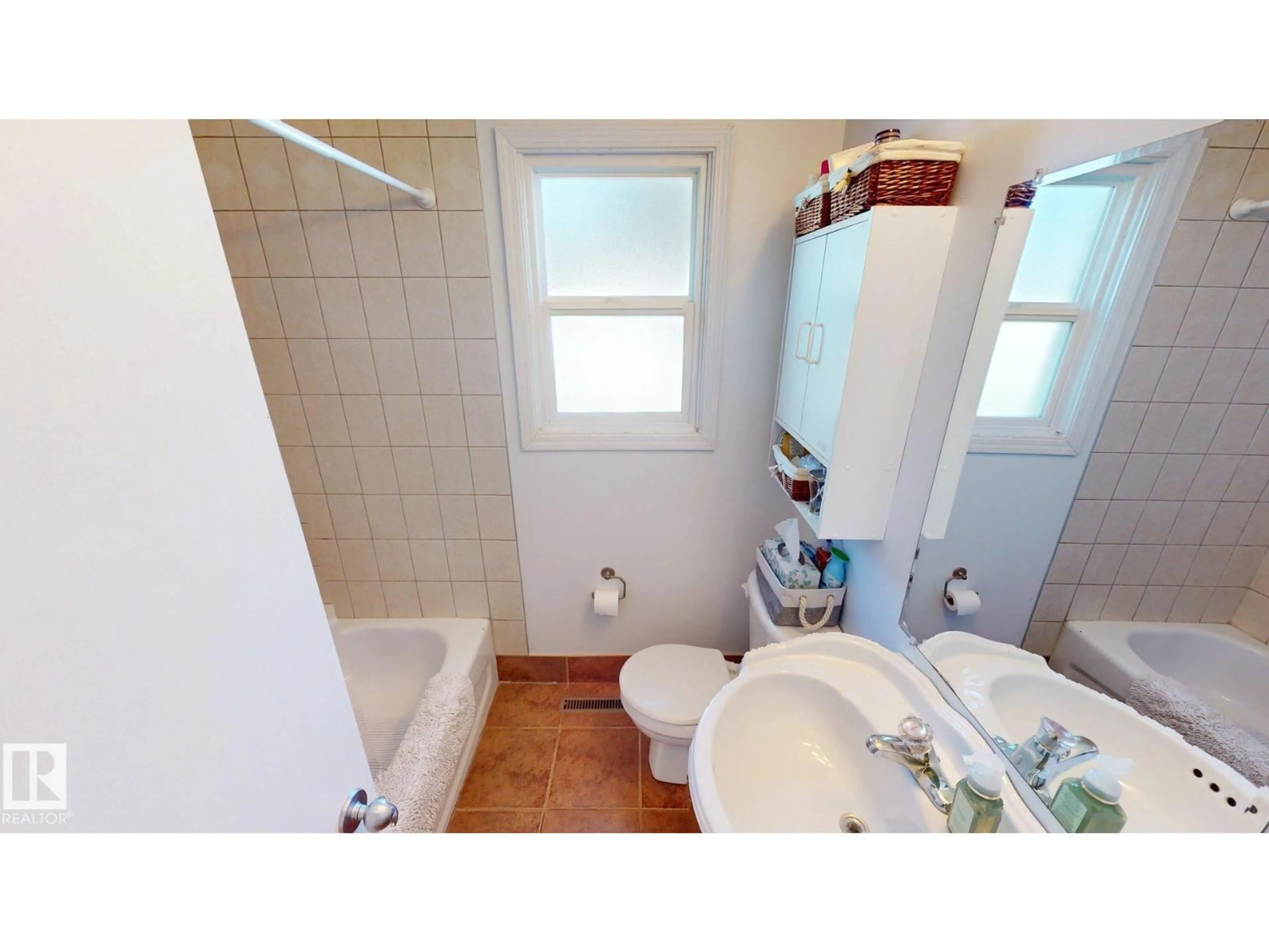 Standard bathroom, ceramic/tile floor for NW - 9650 86 ST, Edmonton Alberta T6C3E9
