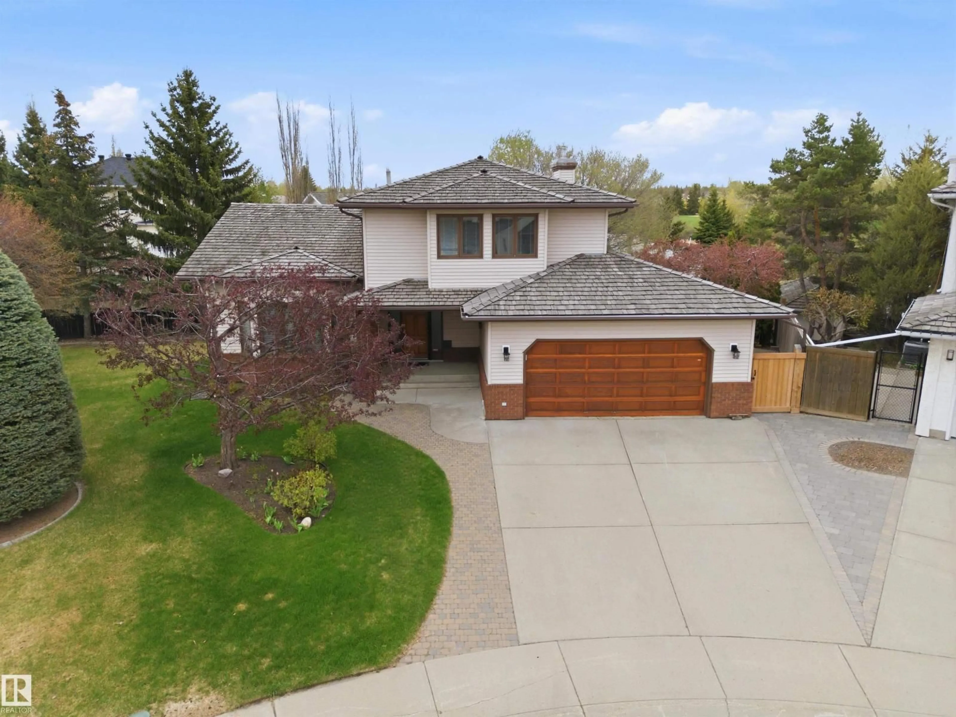 A pic from outside/outdoor area/front of a property/back of a property/a pic from drone, street for 21 NEWPORT DR, Sherwood Park Alberta T8A5L3