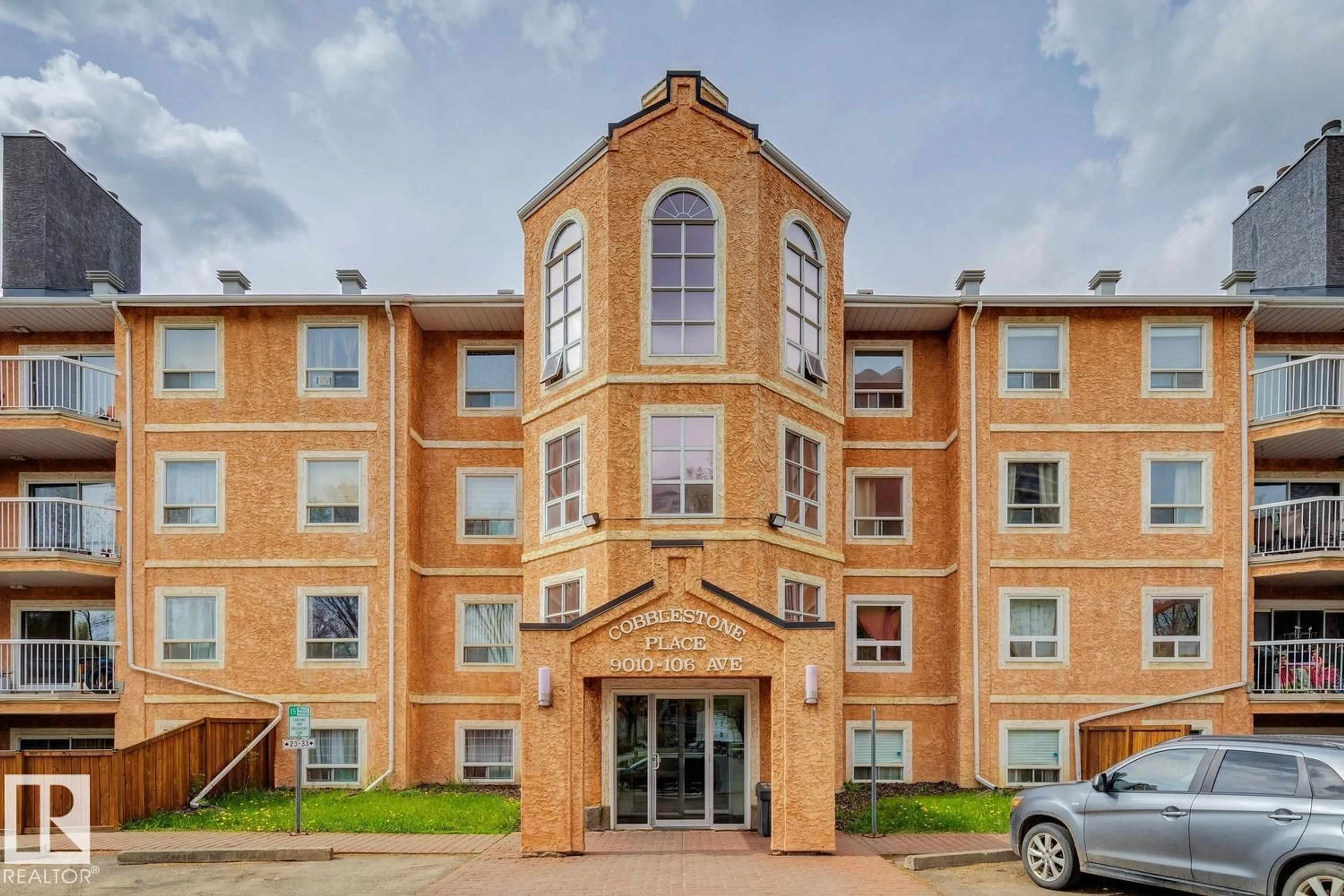 Indoor foyer for 411 - 9010 106 AV, Edmonton Alberta T5H4K3