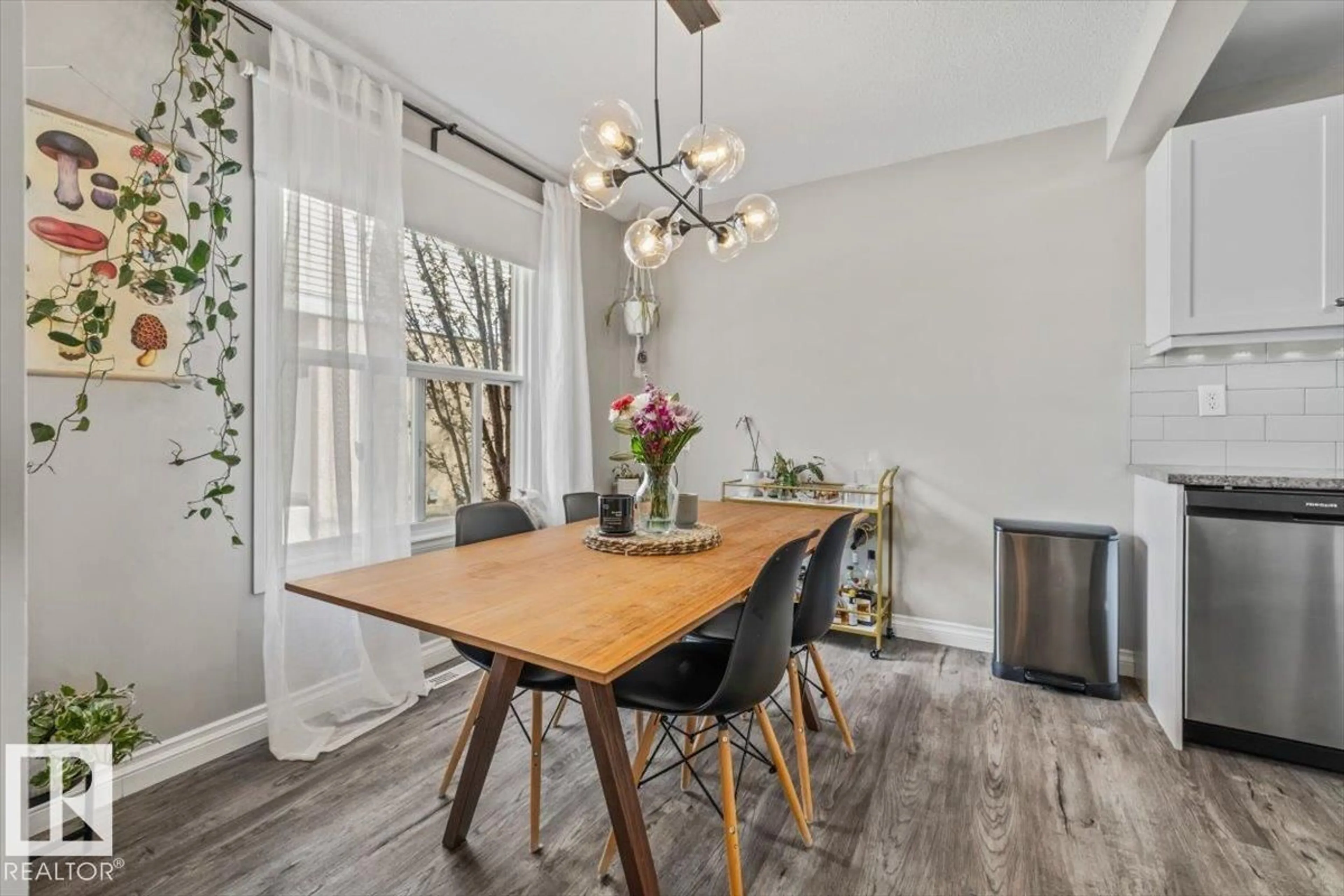 Dining room, wood/laminate floor for NW - 16429 115 ST, Edmonton Alberta T5X5E8