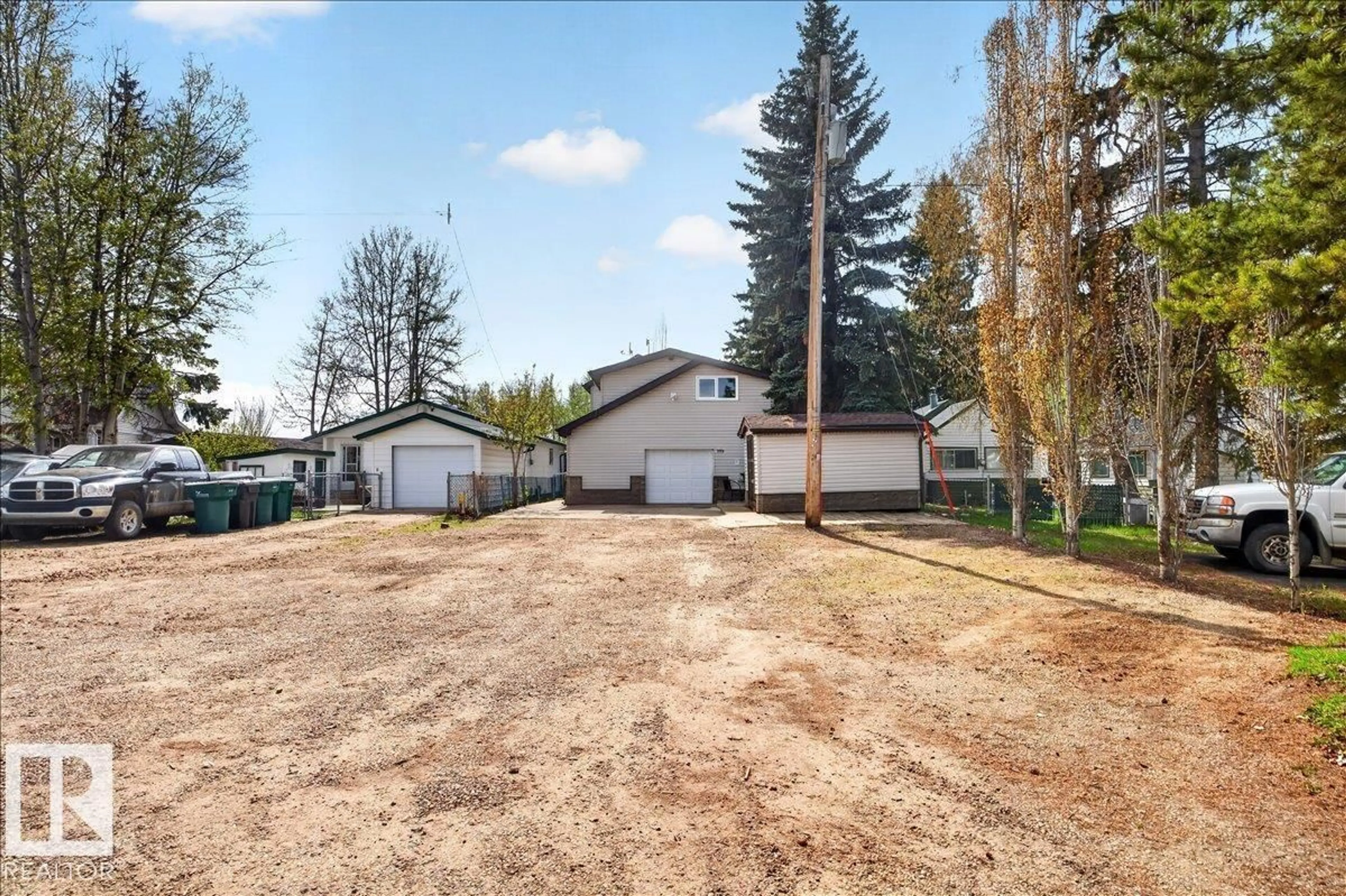 A pic from outside/outdoor area/front of a property/back of a property/a pic from drone, street for 755 LAKESIDE DR, Rural Parkland County Alberta T7Z2V7