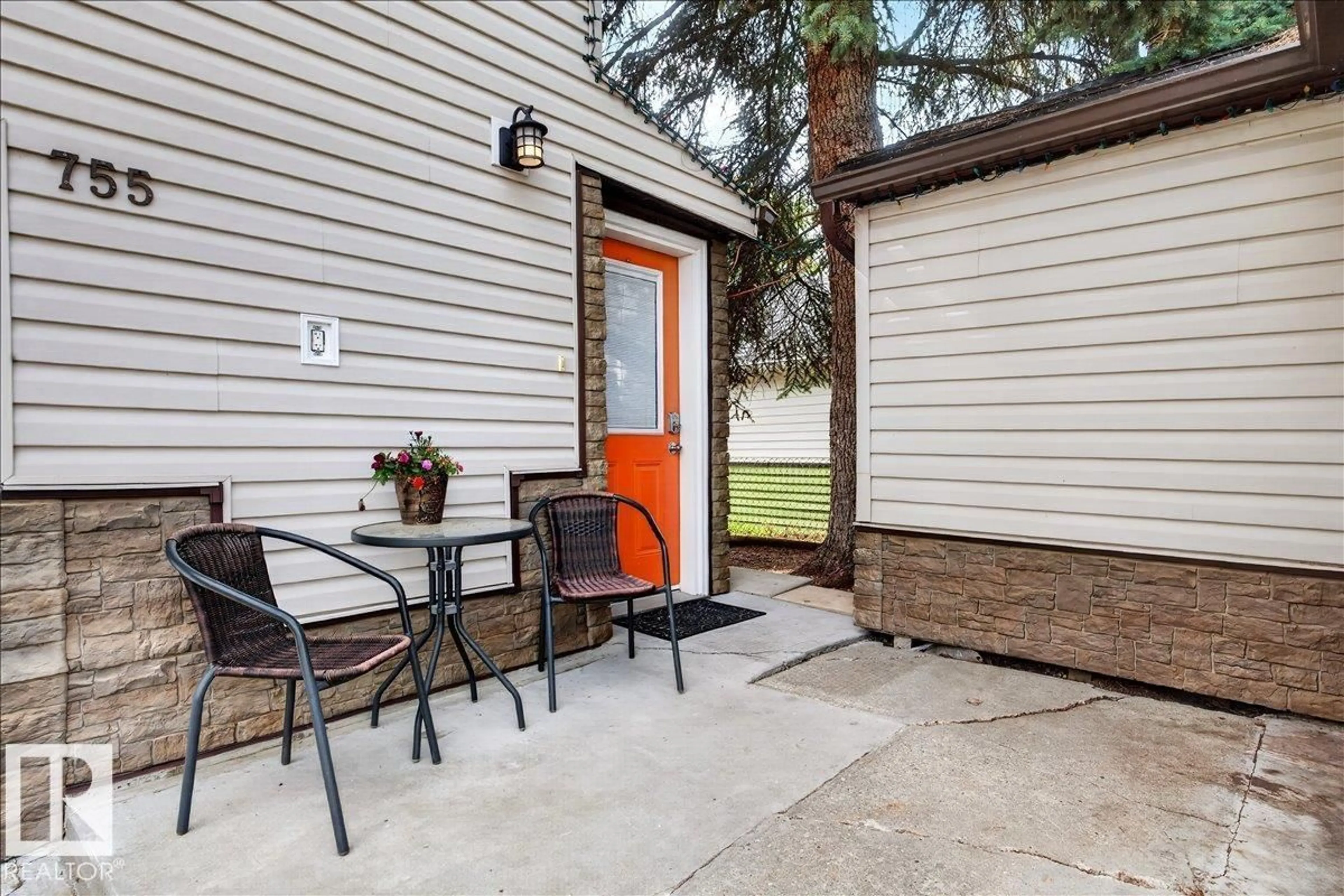 Patio, street for 755 LAKESIDE DR, Rural Parkland County Alberta T7Z2V7