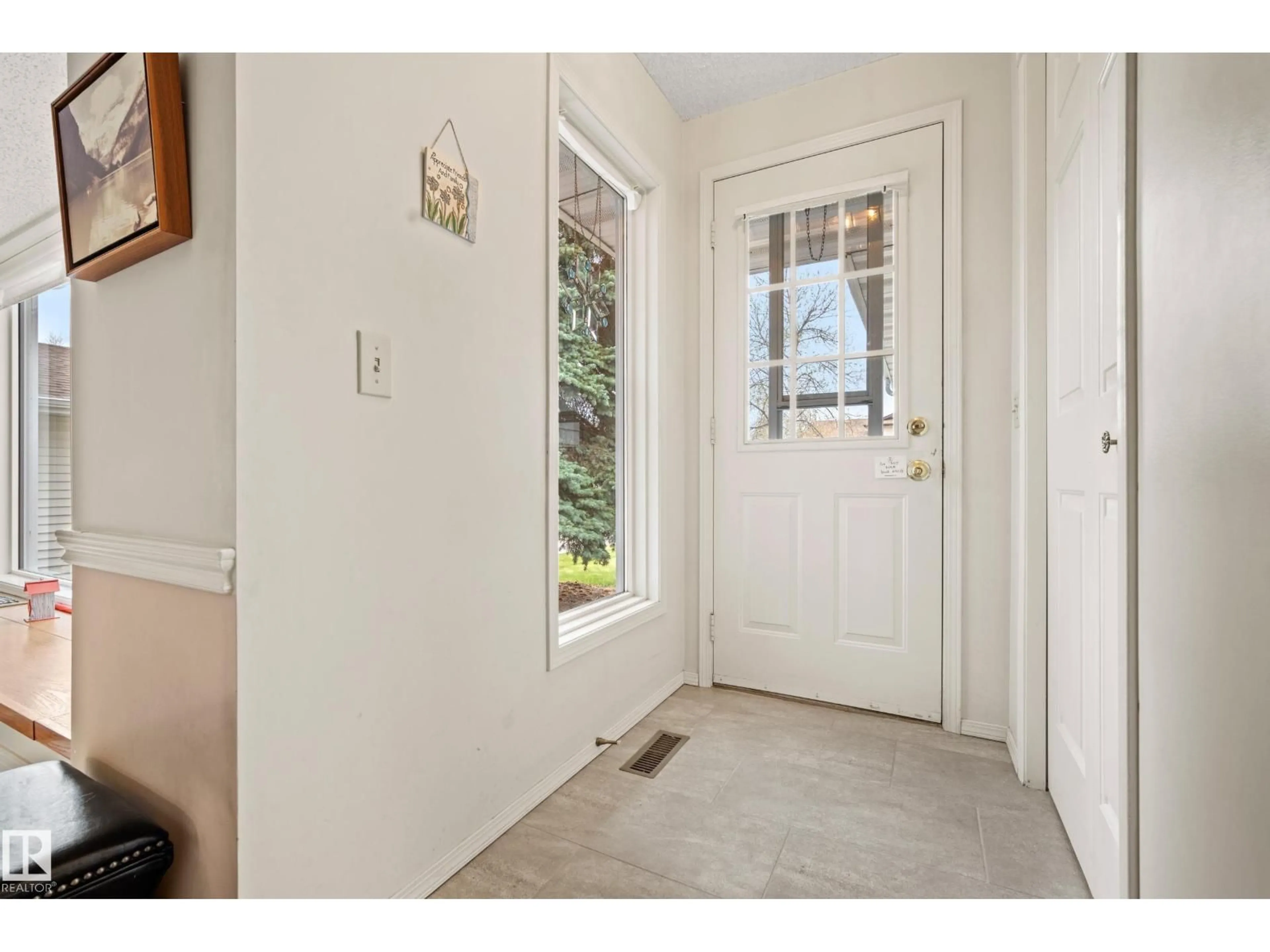 Indoor entryway for 4 WILD ROSE PL, Sherwood Park Alberta T8H1H1