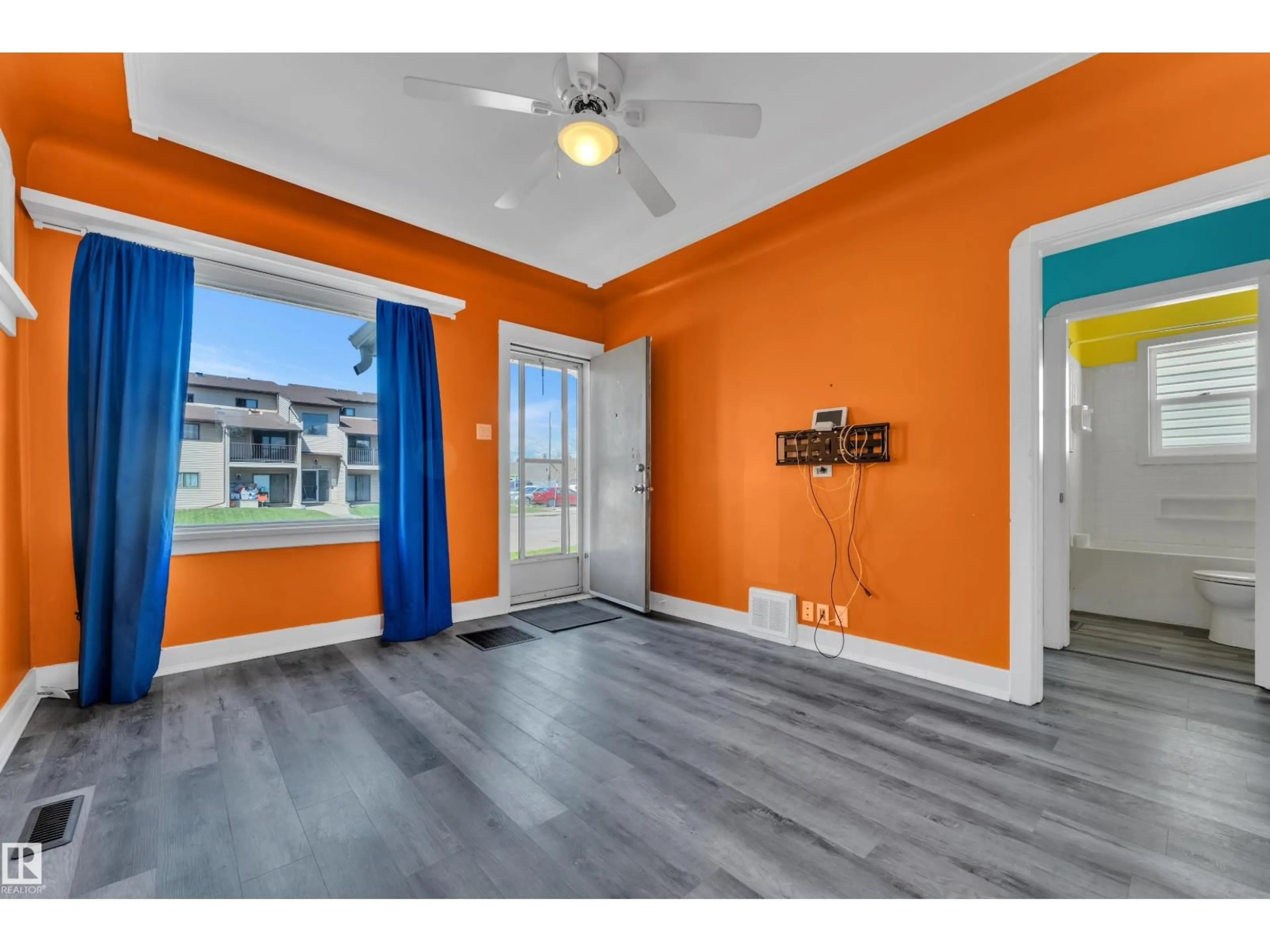 Indoor entryway for 11721 81 ST, Edmonton Alberta T5B2S3