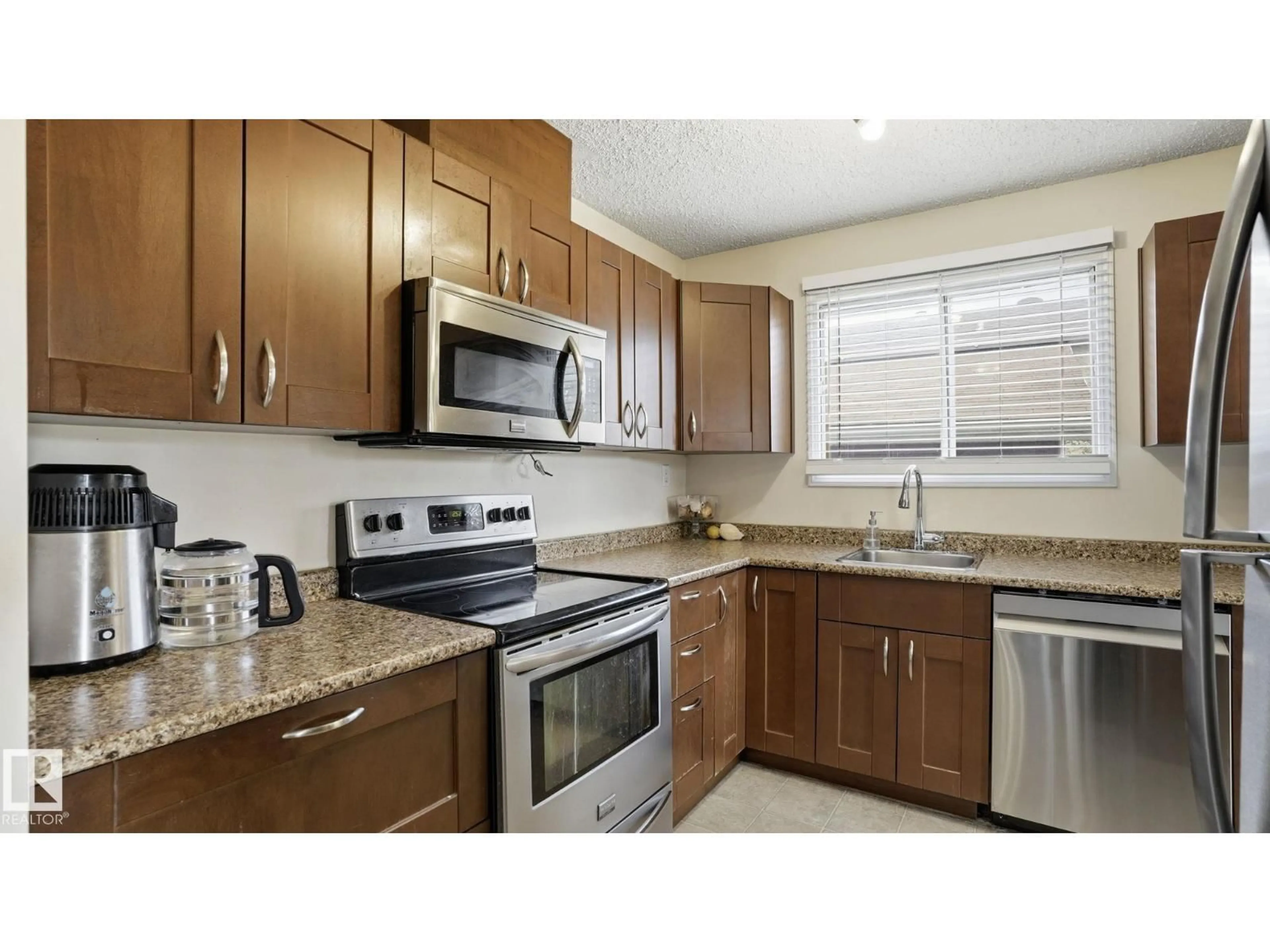 Standard kitchen, unknown for 24 SOUTH RAM, Devon Alberta T9G1V4