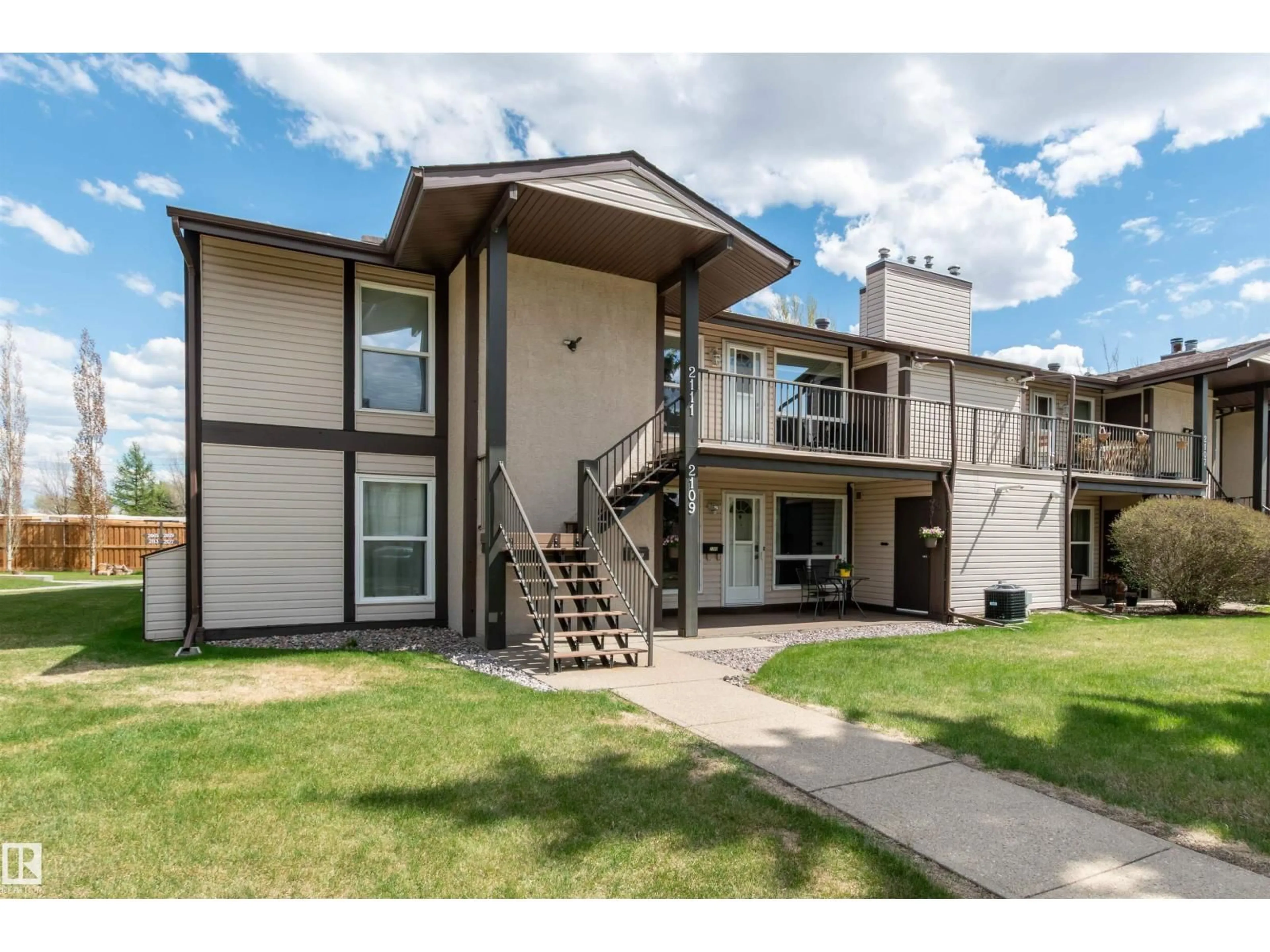 Home with vinyl exterior material, unknown for 2109 SADDLEBACK RD, Edmonton Alberta T6J4T4