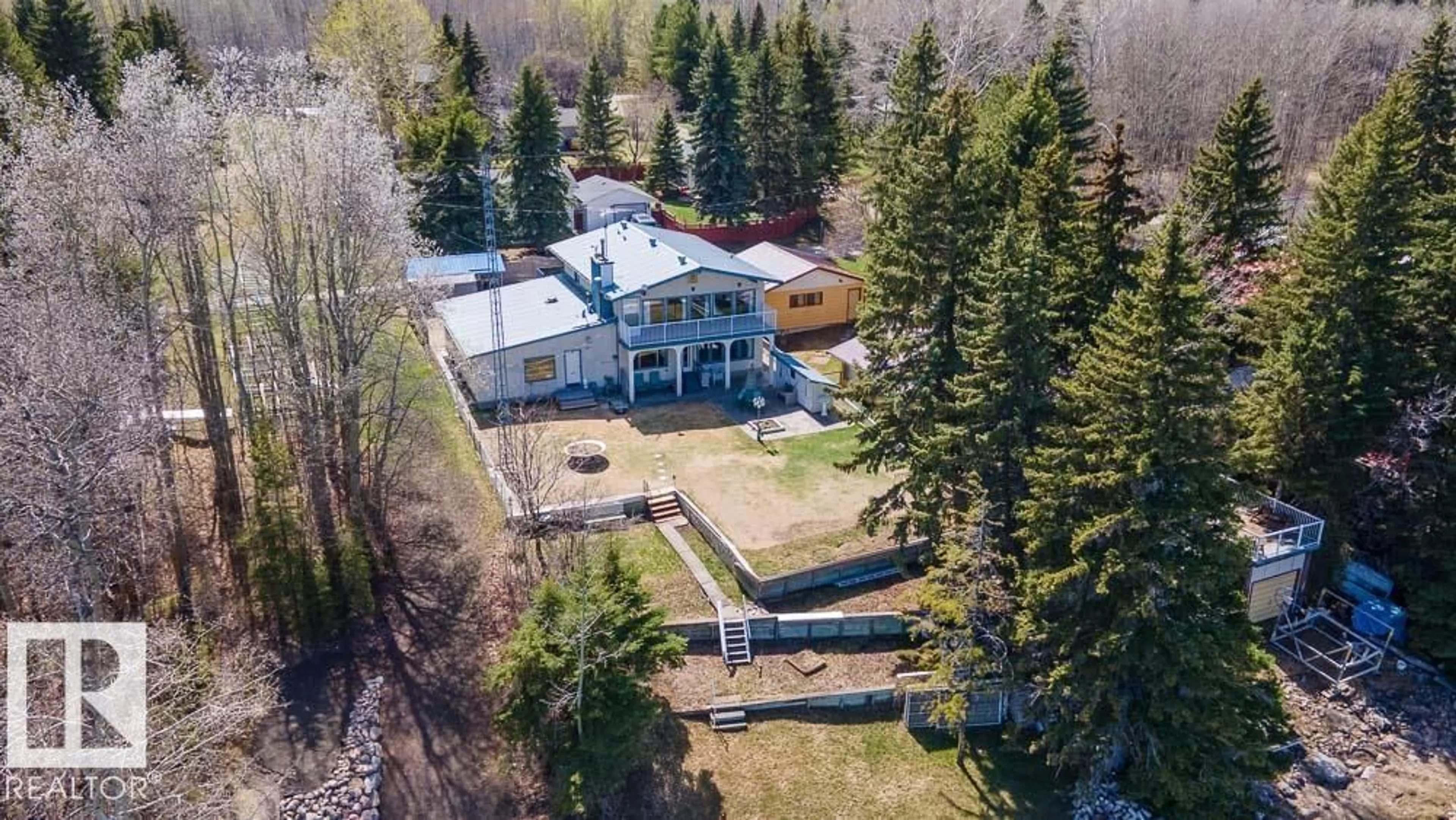 A pic from outside/outdoor area/front of a property/back of a property/a pic from drone, unknown for 412 4TH ST, Rural Wetaskiwin County Alberta T0C2V0