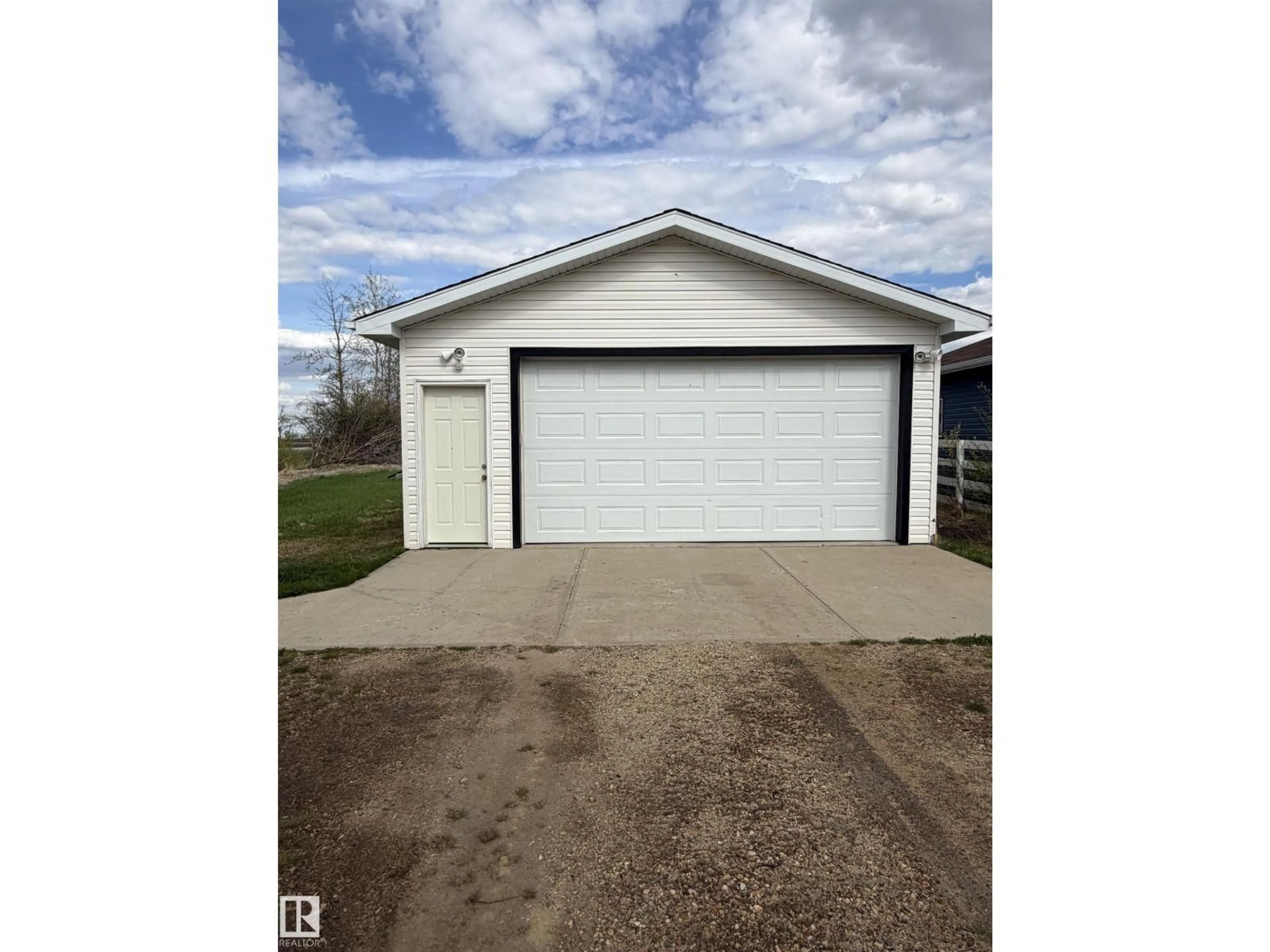 Indoor garage for 5031 52 ST, Vimy Alberta T0G2J0