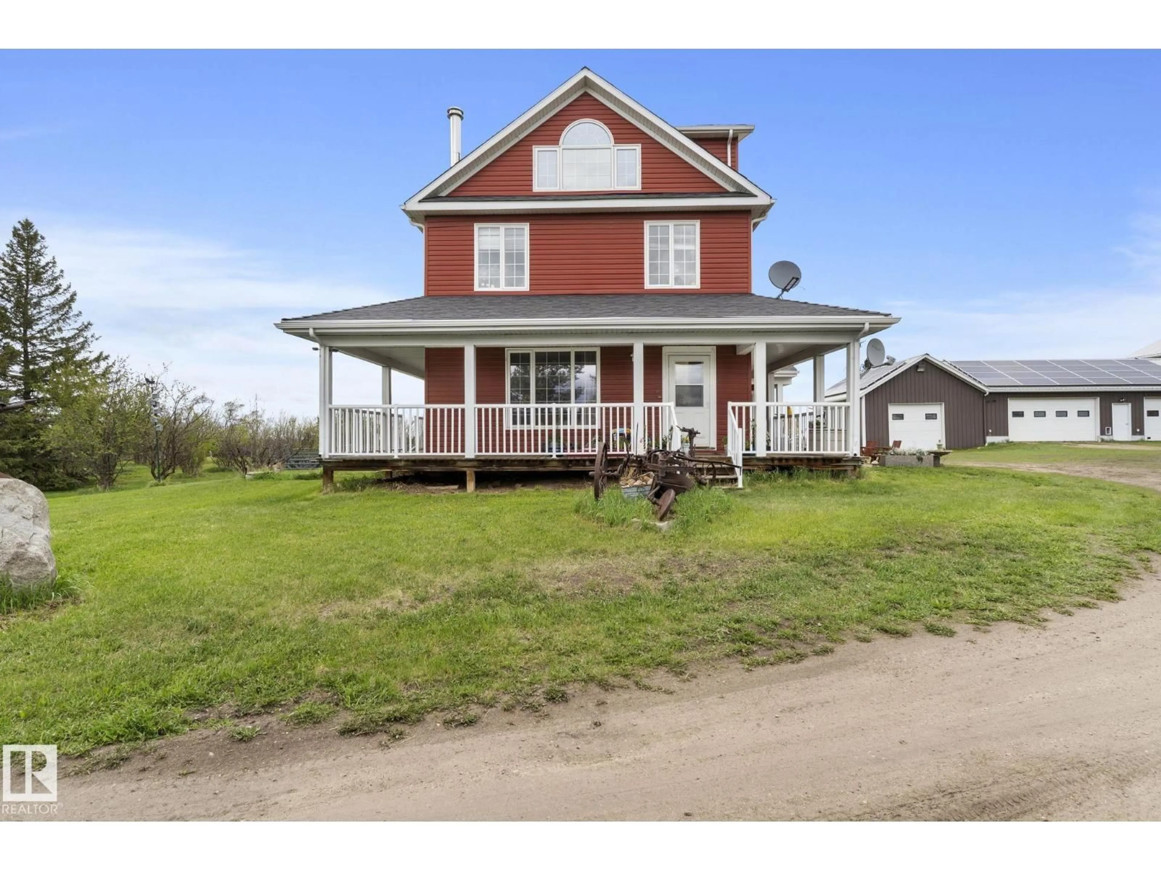 A pic from outside/outdoor area/front of a property/back of a property/a pic from drone, building for 54255 RGE ROAD 222, Rural Strathcona County Alberta T8L3Y6