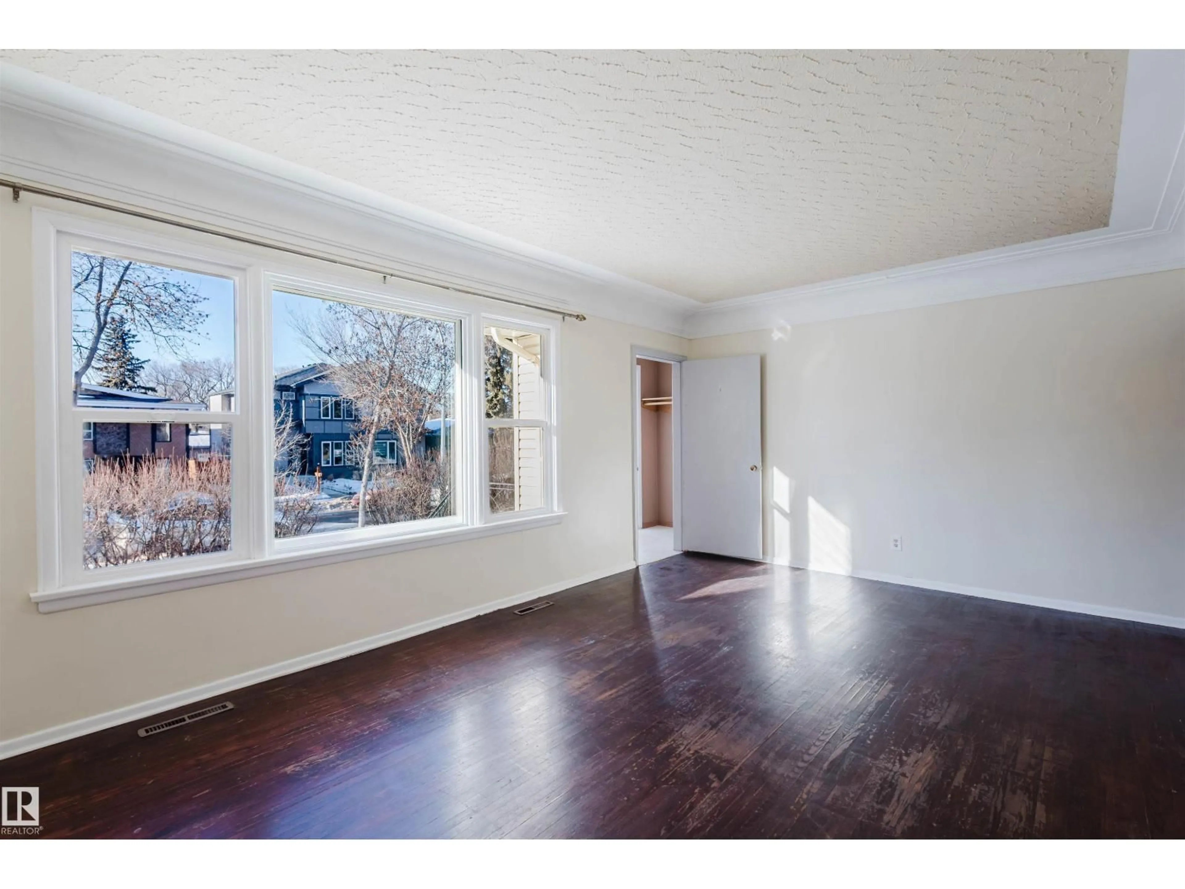 A pic of a room for 10511 80 ST, Edmonton Alberta T6A3J8