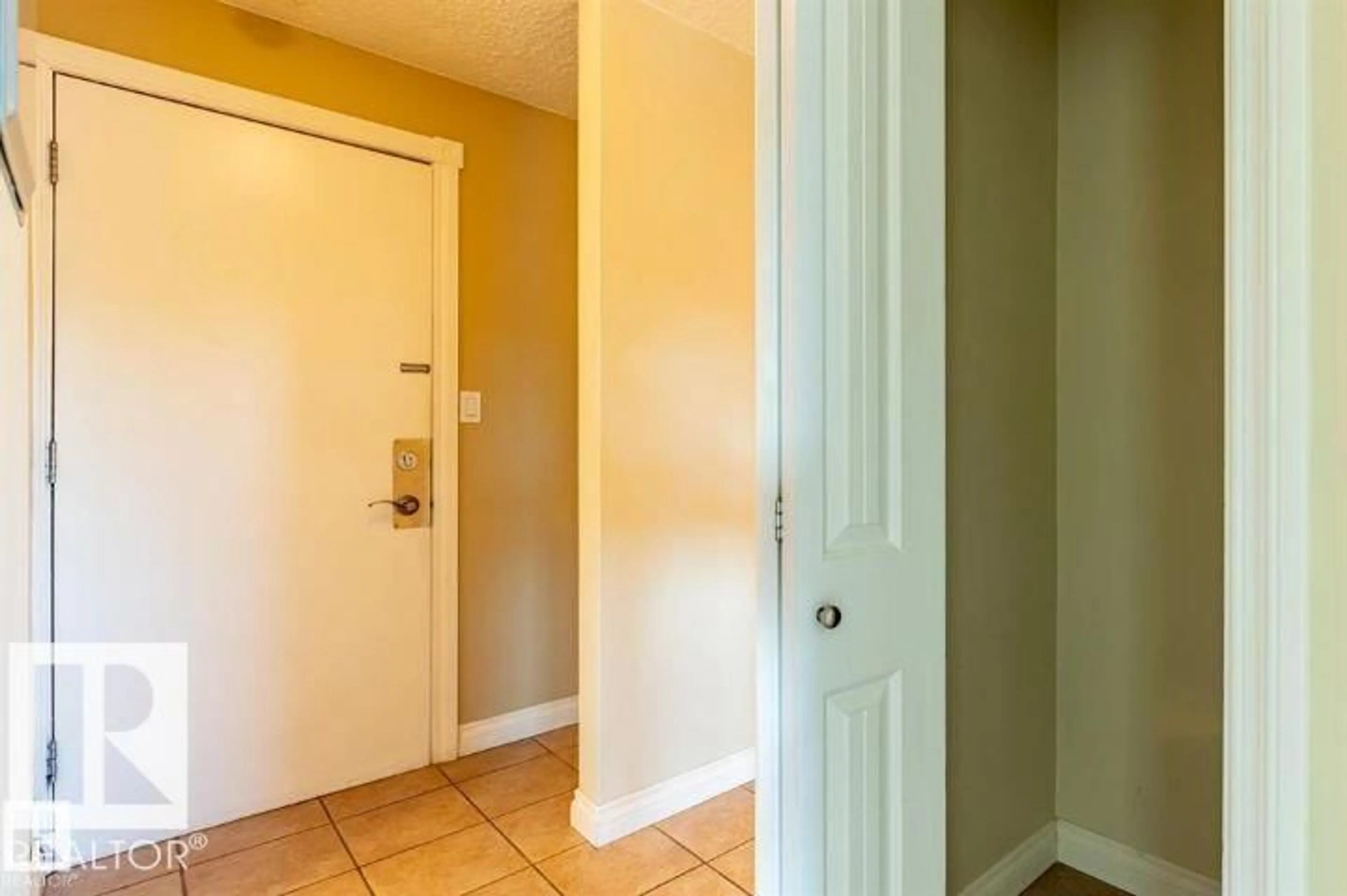 Indoor entryway for 307 - 8215 83 AV, Edmonton Alberta T6C1A7