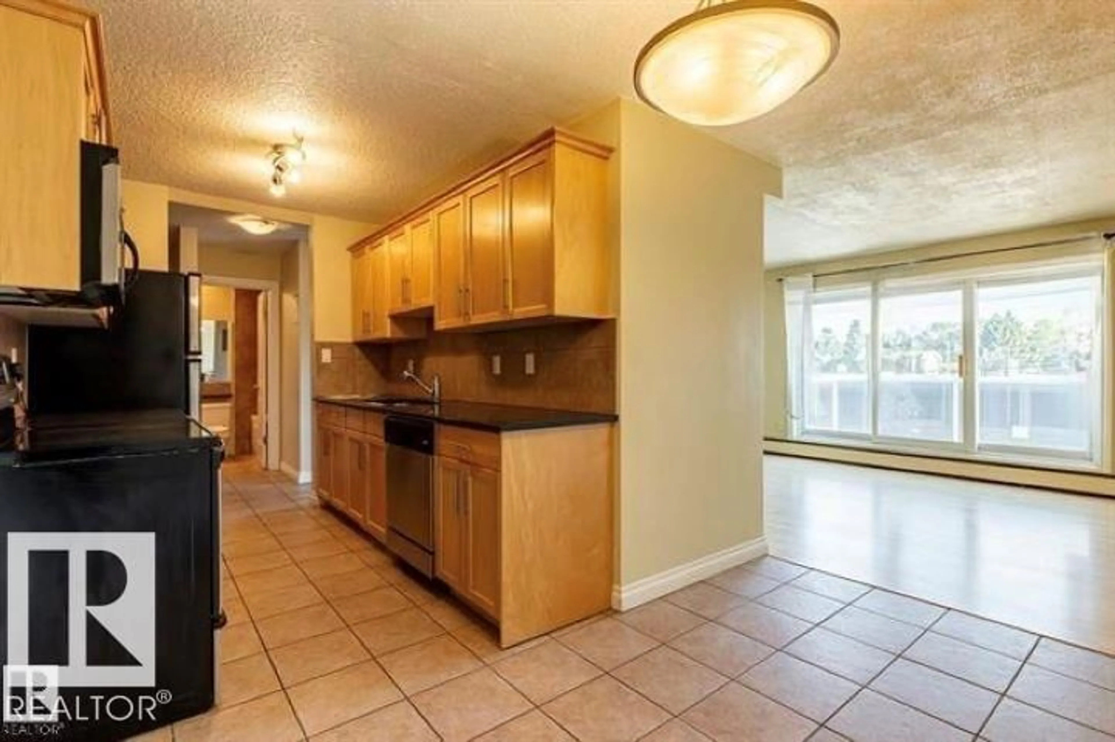 Standard kitchen, ceramic/tile floor for 307 - 8215 83 AV, Edmonton Alberta T6C1A7