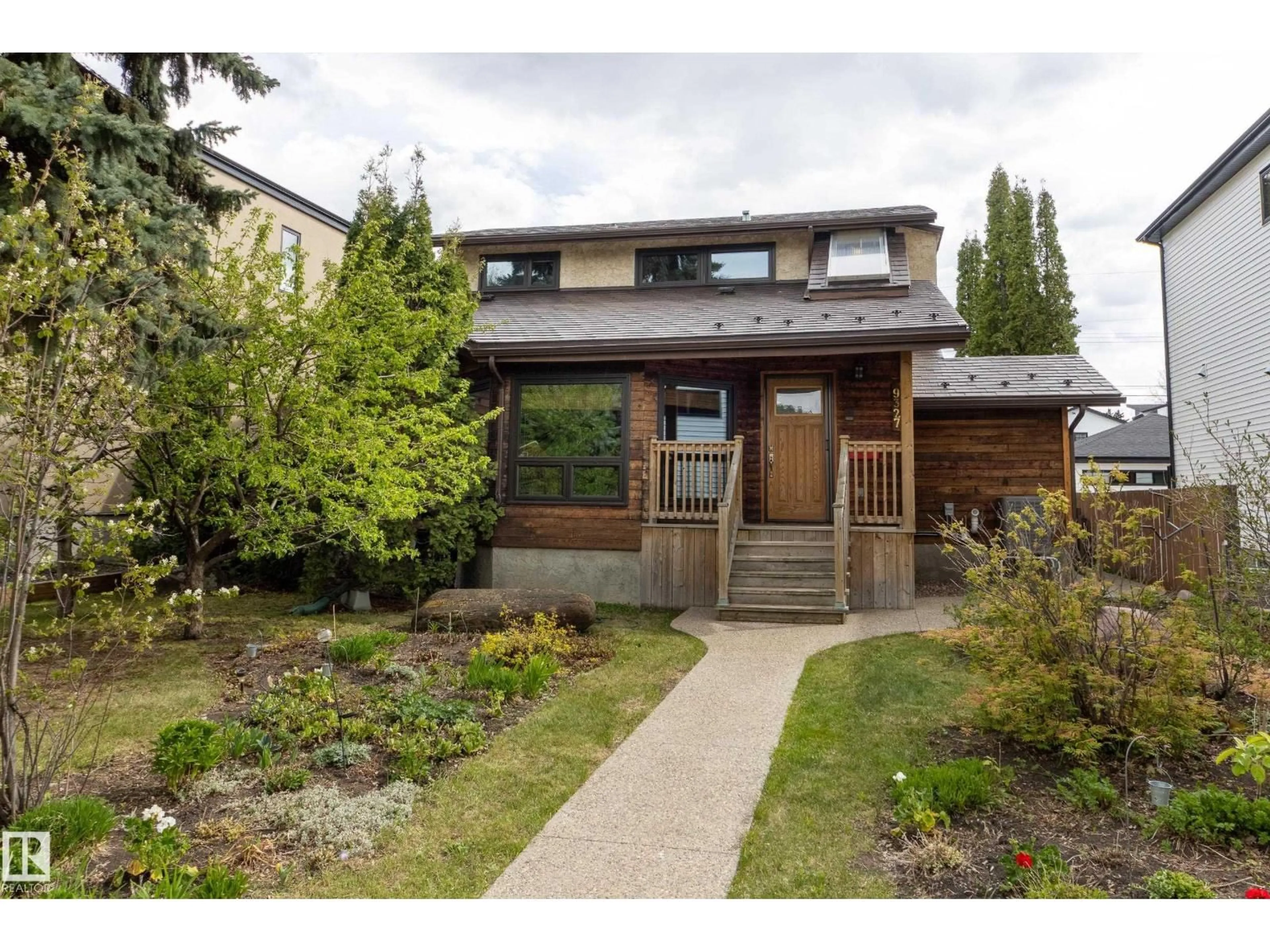 Home with vinyl exterior material, street for 9327 75 AV, Edmonton Alberta T6E1H3
