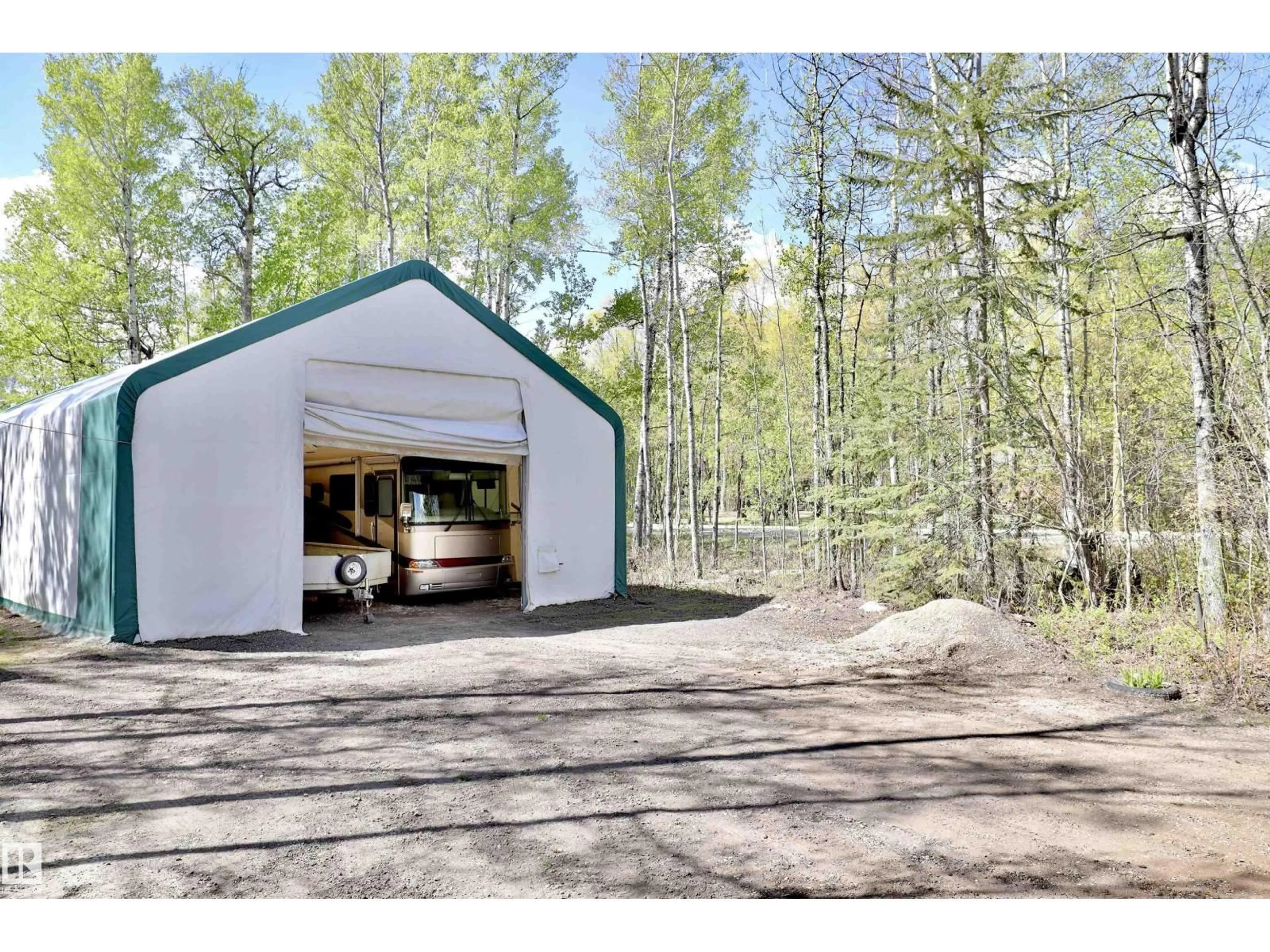 Indoor garage for 5502 39 ST, Rural Wetaskiwin County Alberta T0C2C0