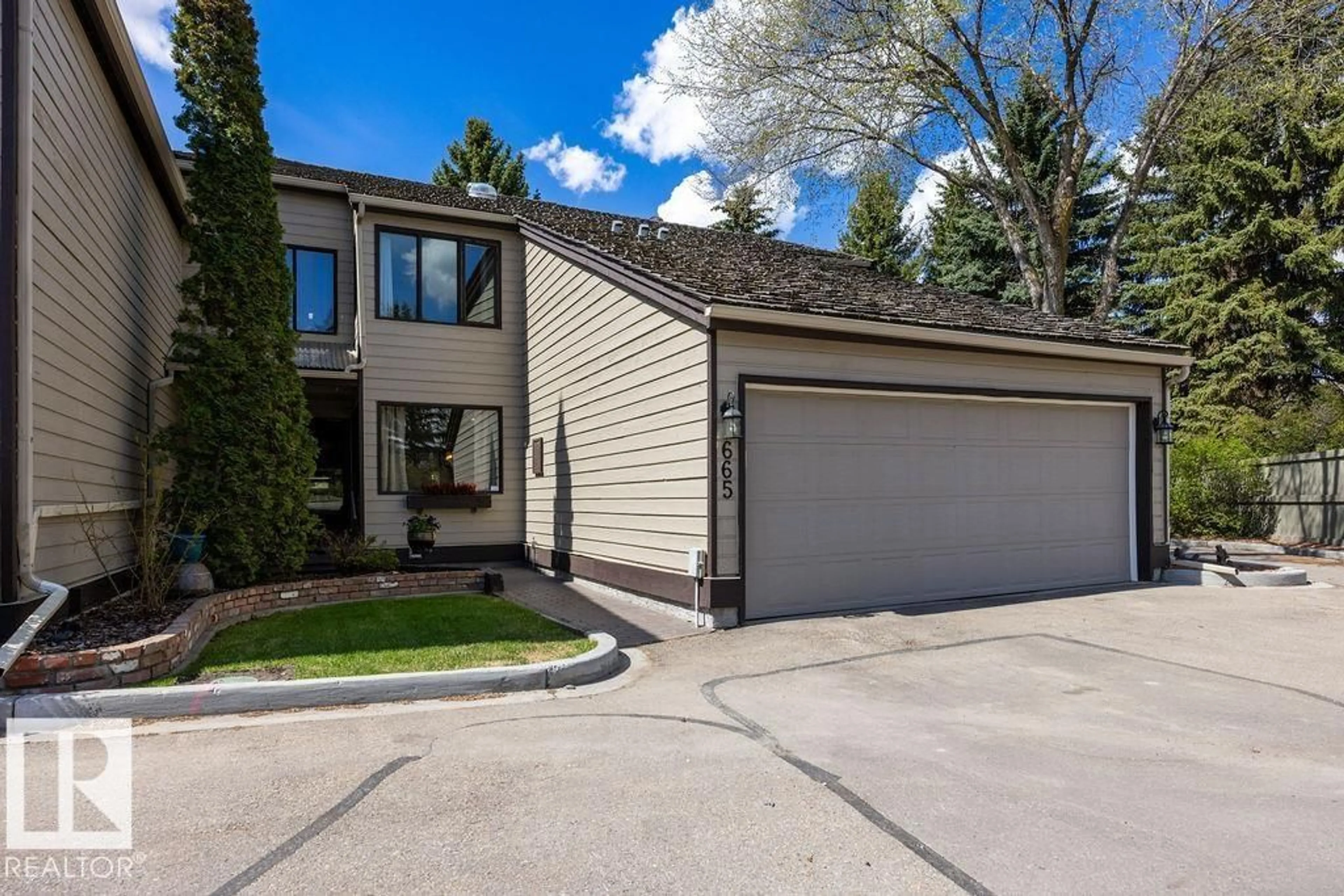 Home with vinyl exterior material, street for 665 WOODBRIDGE WY, Sherwood Park Alberta T8A4E4