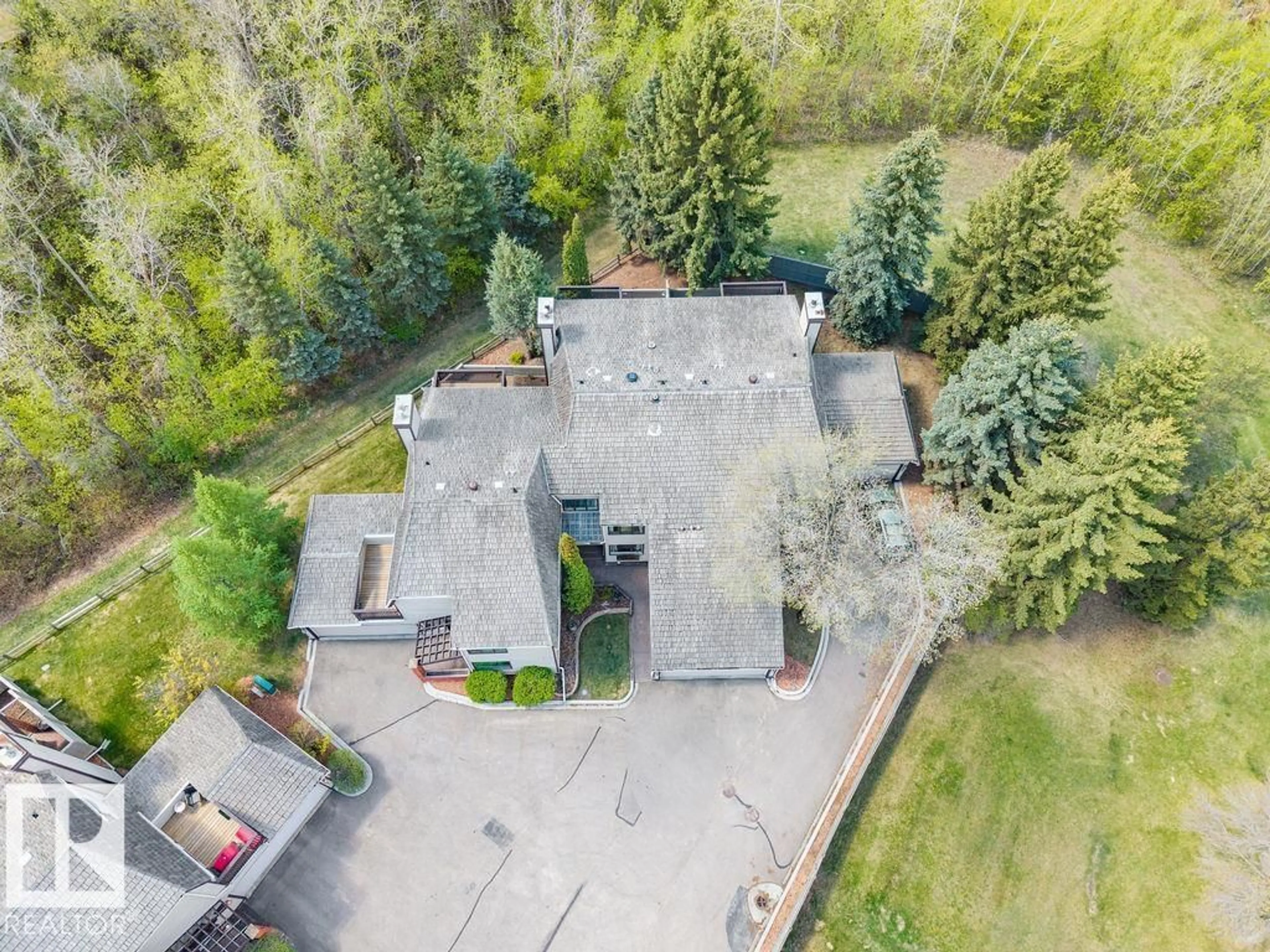 A pic from outside/outdoor area/front of a property/back of a property/a pic from drone, unknown for 665 WOODBRIDGE WY, Sherwood Park Alberta T8A4E4