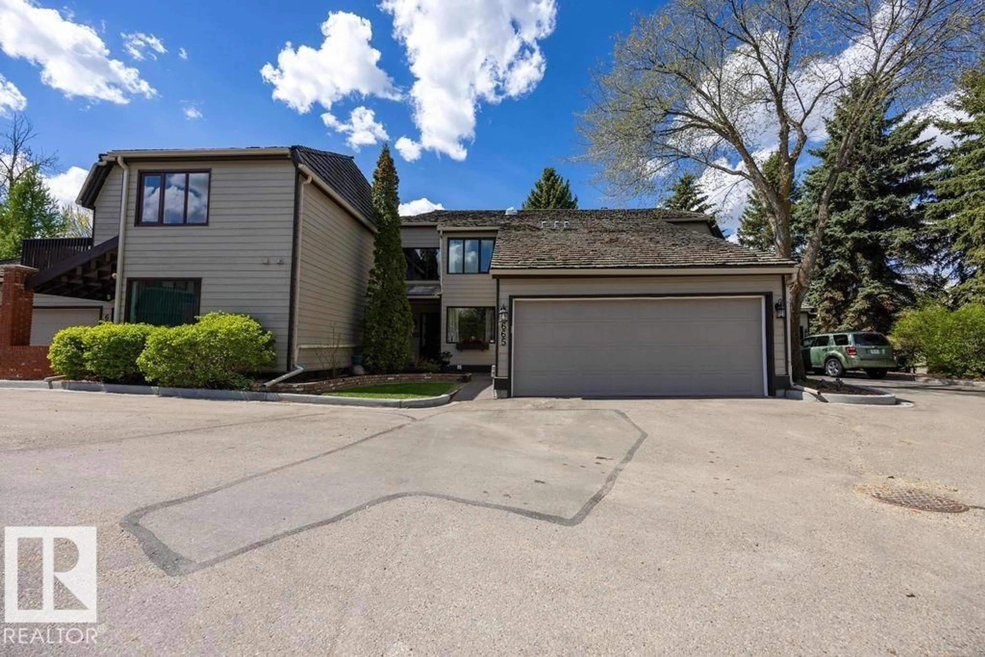 A pic from outside/outdoor area/front of a property/back of a property/a pic from drone, street for 665 WOODBRIDGE WY, Sherwood Park Alberta T8A4E4