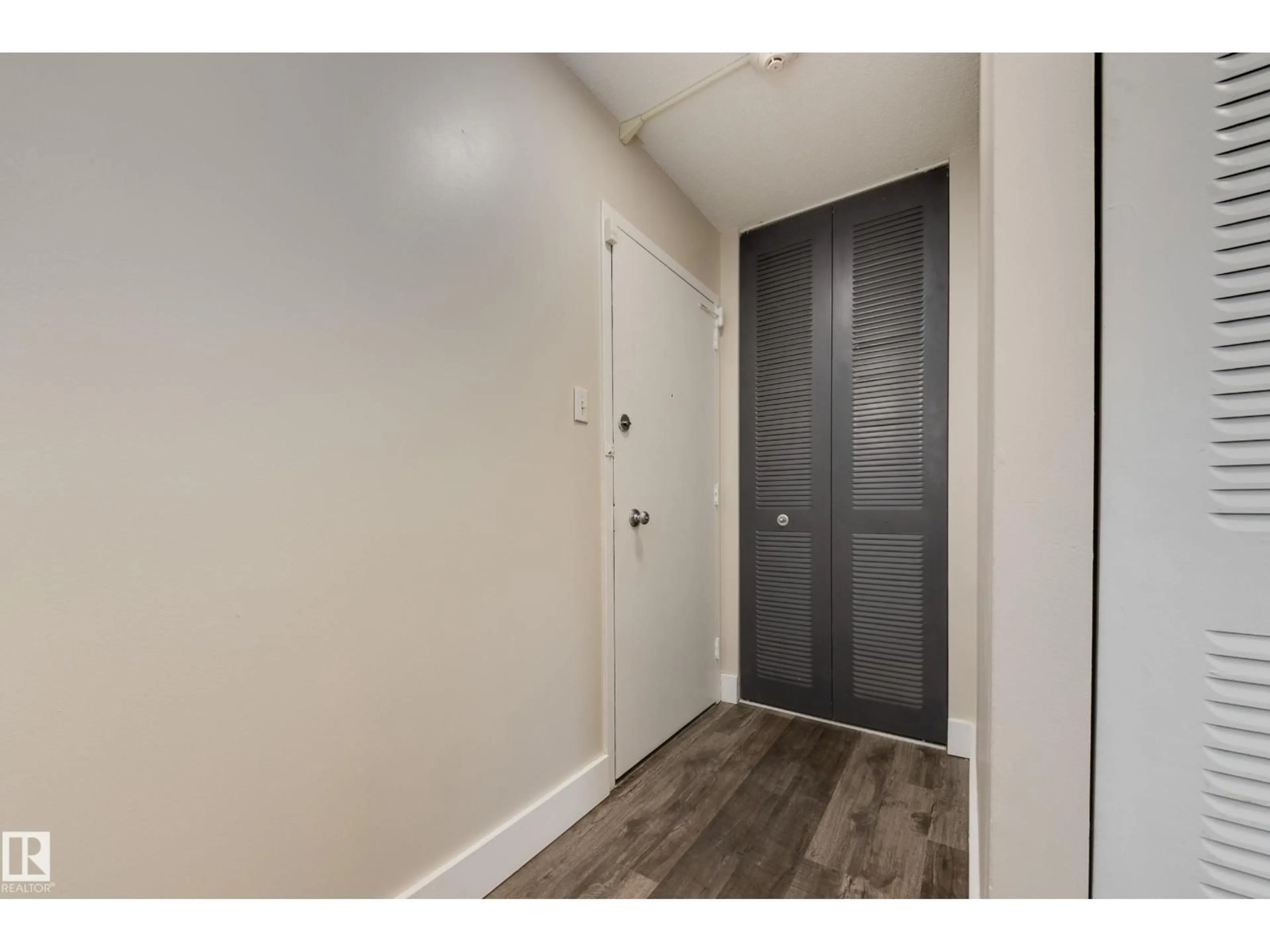 Indoor entryway for #103 - 9930 113 ST, Edmonton Alberta T5K1N8