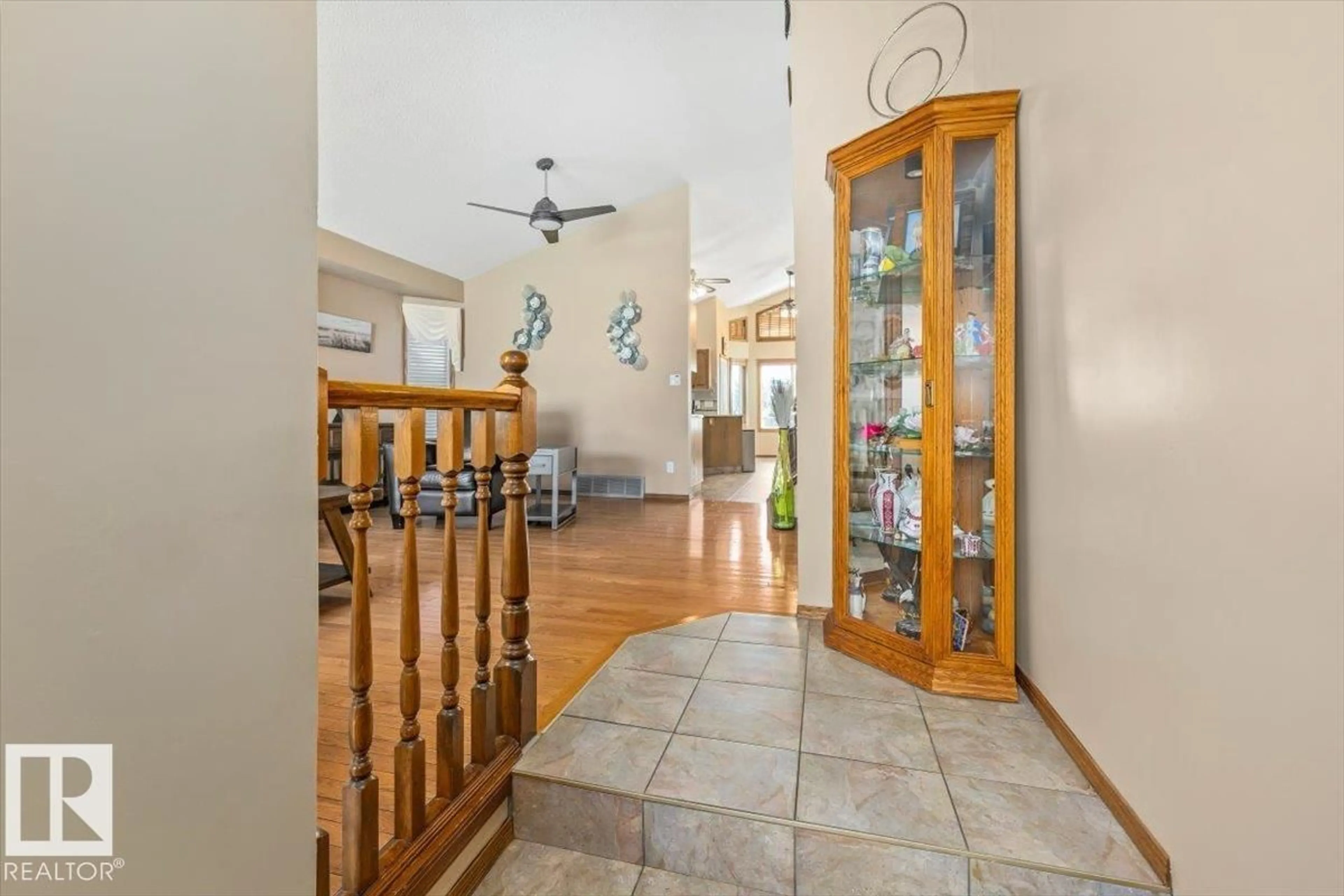 Indoor foyer for NW - 5611 152B AV, Edmonton Alberta T5A4X8