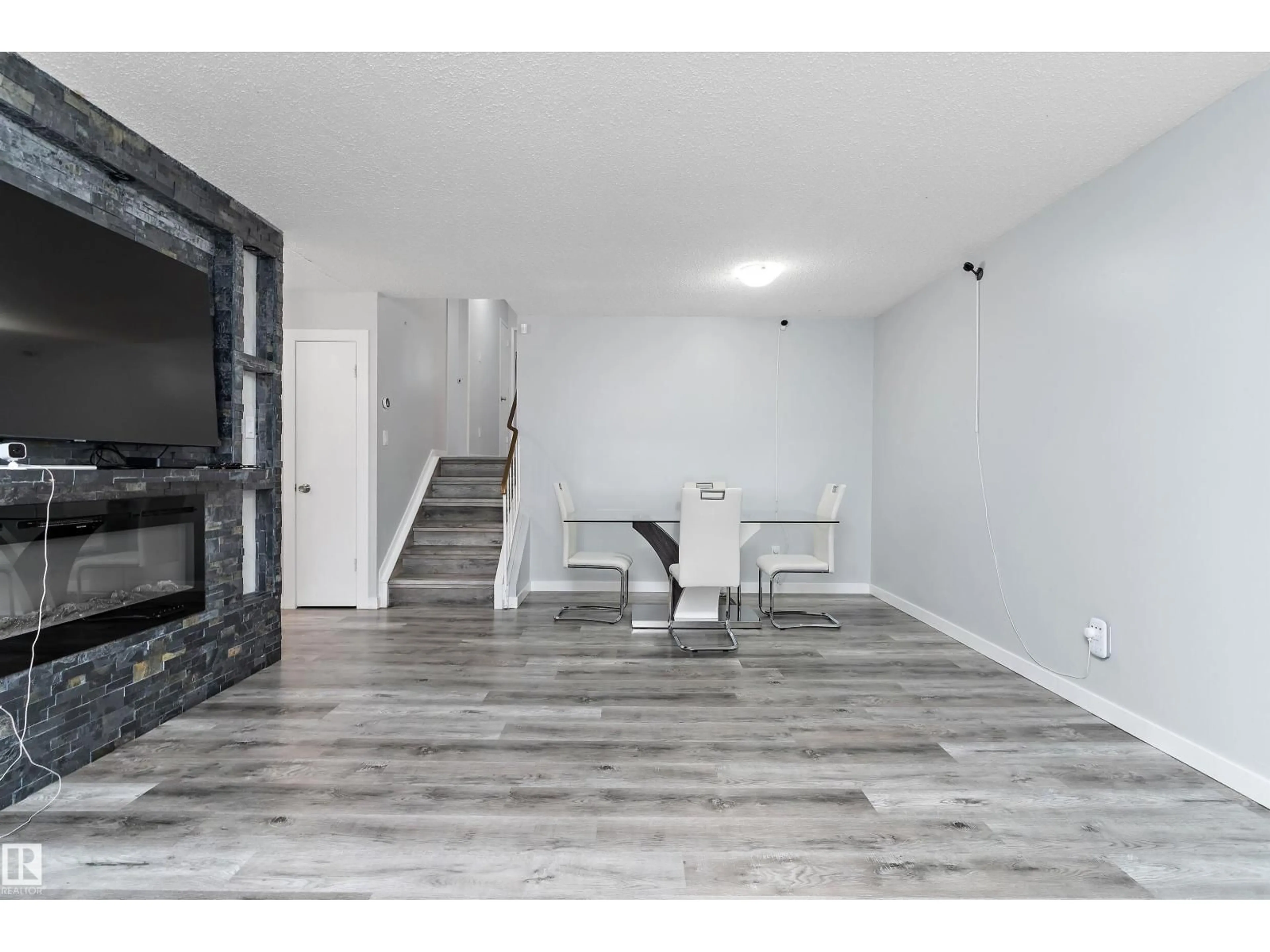 Unknown for NW - 3214 71 ST, Edmonton Alberta T6K1K9