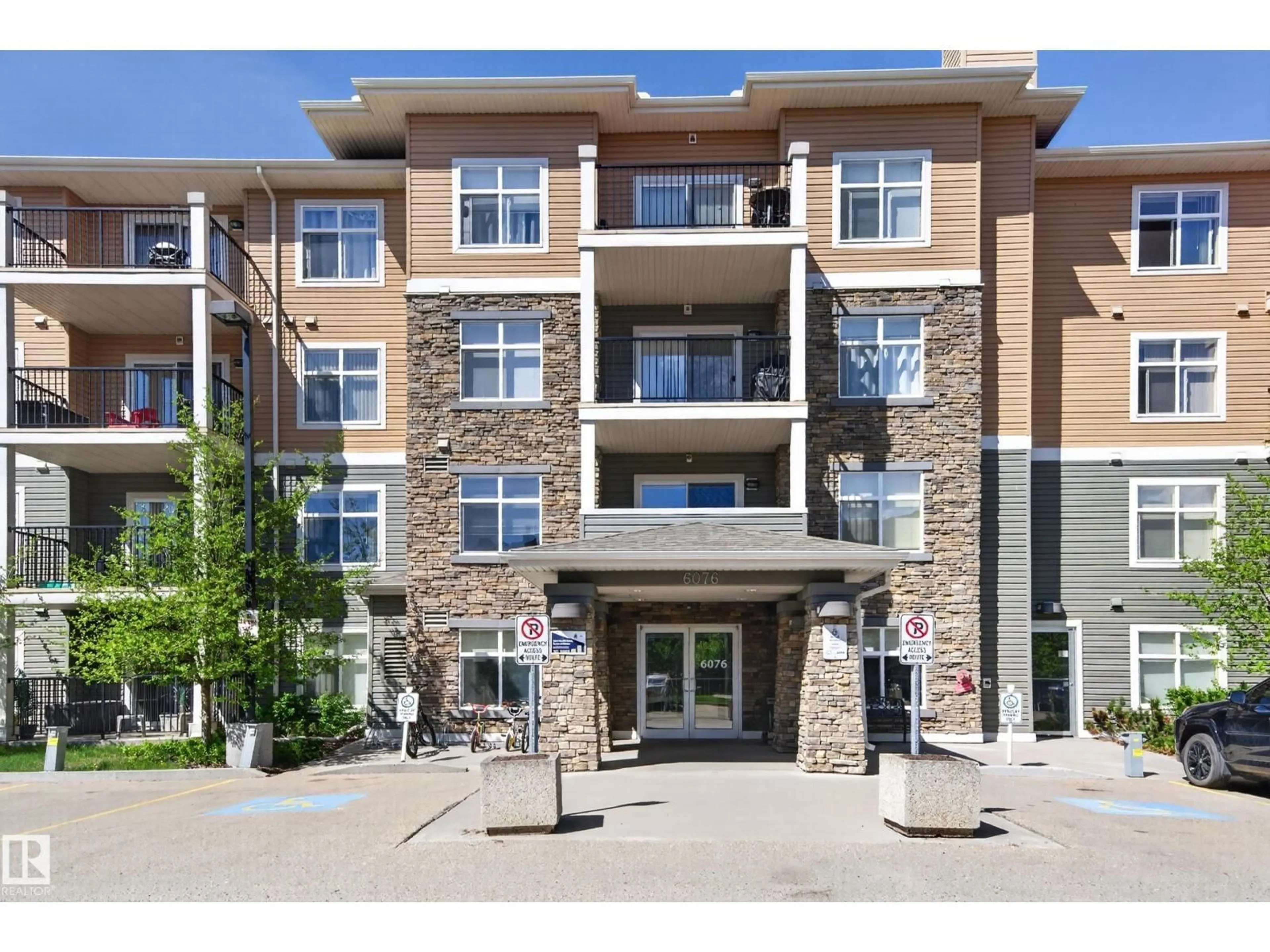 Indoor foyer for 6076 - 340 SCHONSEE WY, Edmonton Alberta T5Z0K8
